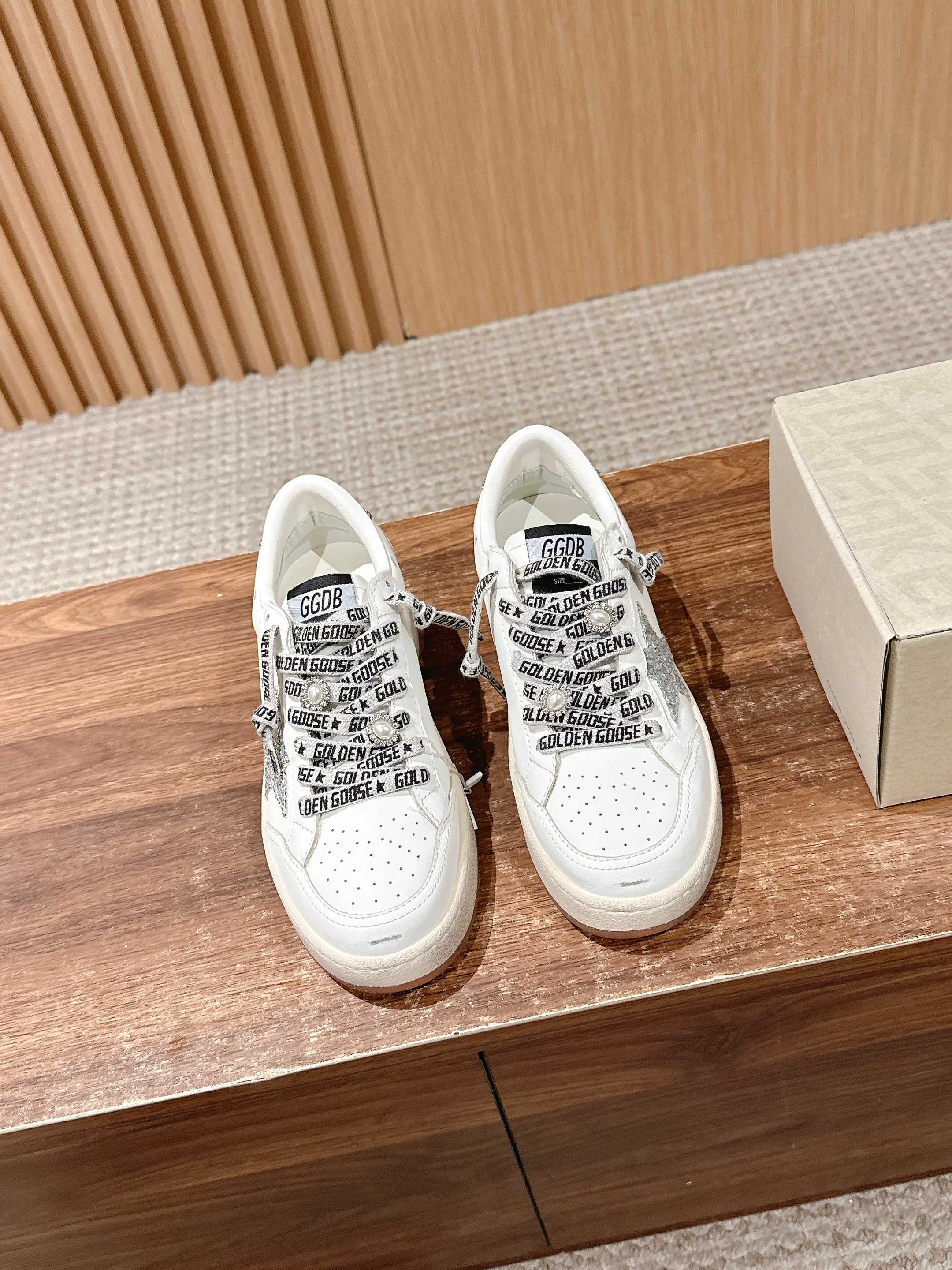 NO:263412,.# The protagonist of the ball has appeared to light up the holiday prelude and went to a modern party together. The new Ball Star2 series shoes draw on the retro style of the 1980s combined with shiny details and sports aesthetics, and reinterpret the academy style. The iconic star is dazzling, shining and unrestrained, and has its own focus~ The thick sole is hard to resist~ - MATERIAL Material - Imported top layer cowhide with upper calf leather inner calf leather outsole 1:1 open mold custom sole size#35～39 (40 customization without return or exchange), casual shoes/sports shoes, sneakers, cowhide19860909.# 舞会主角已登场点亮节日序曲,共赴摩登派对.全新Ball Star2系列鞋履汲取80年代的复古风潮结合闪亮细节和运动美学,重绎学院风格.标志性星标璀璨夺目,闪耀无拘,自成焦点～厚底系列很难抗拒～ - MATERIAL 材质 - 鞋面进口头层牛皮 内里小牛皮 大底1:1开模定制大底 size#35～39（40定制不退换）,休闲鞋/运动鞋,sneakers,cowhide,Women's Shoes