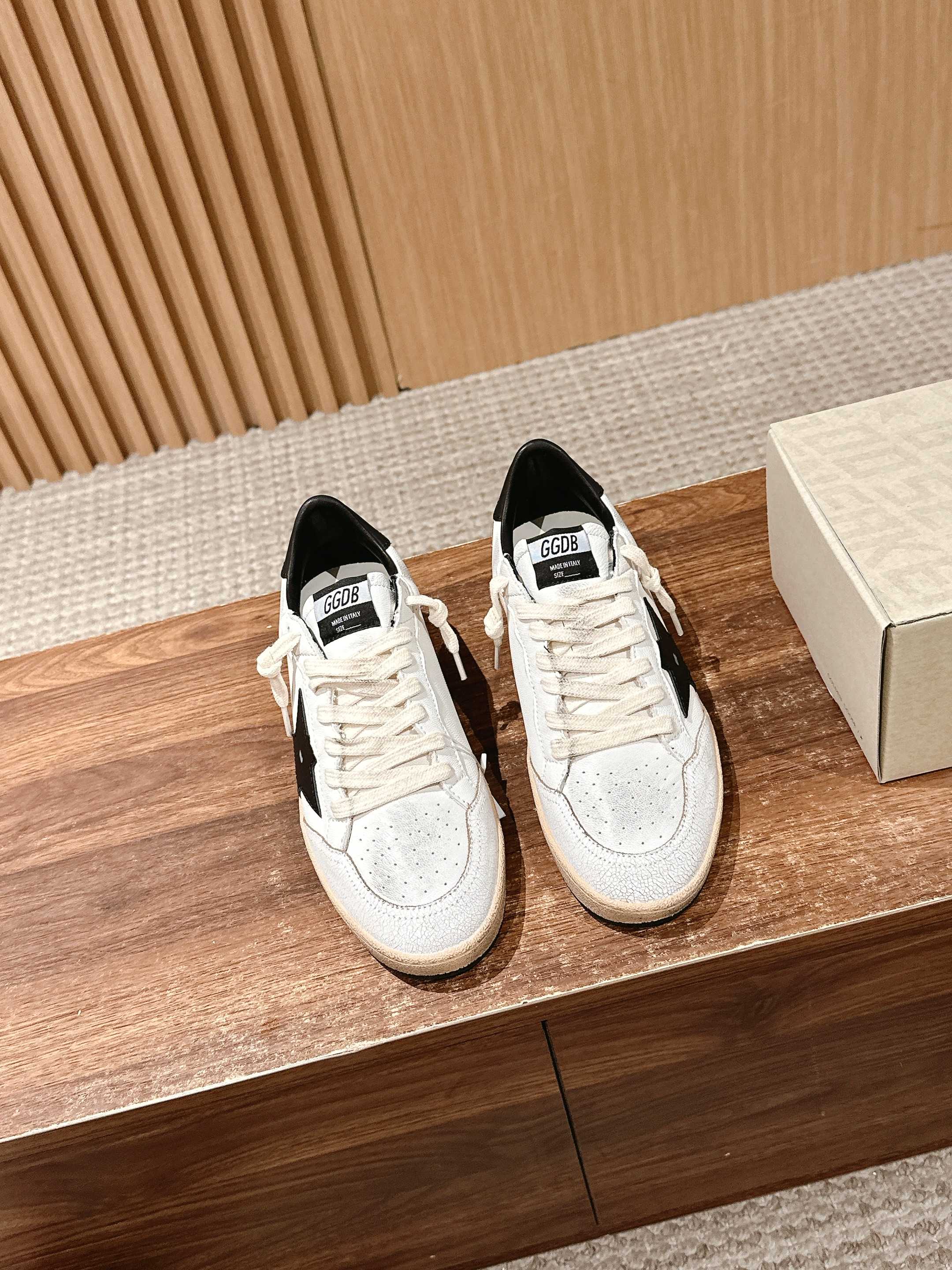 NO:263428,｜Golden Goose Deluxe Brand ggdb classic couples' small dirty shoes~~ To the point of being popular, you can play with white shoes, and you can wear all kinds of small dirty shoes!  Celebrity private server demonstration × It’s so versatile!  No need to worry about washing shoes anymore!  The best white shoes to wear, the last is the same as the original one. The round and flat toe is very formal, not bloated and delicate. The original custom cowhide (the essence of old making) inner towel   cowhide foot pad The original mold opening 3.5cm high-enhancing latex insole irregularly polished to make the upper, and even the soles are polished and worn. SIZE35-39 (40 custom made without return or exchange), casual shoes/sneakers, sneakers, cowhide19860909｜Golden Goose Deluxe Brand ggdb经典情侣款小脏鞋~~火红程度上怼小白鞋,下踩各类小脏鞋！明星私服上脚示范 ×就是这么百搭 ！再也不用担心洗鞋的问题啦！ 最好穿的小白鞋,楦型和原版无差了,圆扁的鞋头修的非常正,不臃肿很秀气 鞋面原版定制牛皮（做旧精髓所在） 内里毛巾 牛皮垫脚 原版开模3.5cm内增高乳胶鞋垫 不规则手工打磨做破鞋面,就连鞋底也是打磨做旧的 SIZE35-39（40定做不退换）,休闲鞋/运动鞋,sneakers,cowhide,Women's Shoes