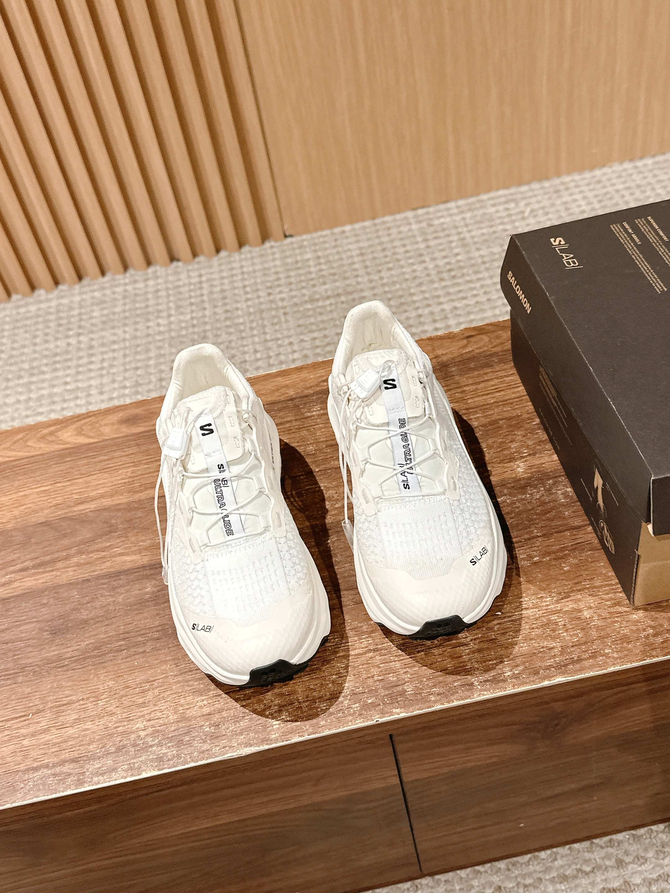 NO:239994,Salomon Outdoor Casual Sports Shoes Original Purchase and Development Made Production New interpretation focuses on its aerodynamic appearance, with the iconic white and cream color bringing urban style. The other pair is made of pure black to highlight the textured details. The iconic sports shoes are refined into a new urban classic to bring a quiet atmosphere to SALOMON Fabric: original imported cowhide   breathable mesh. Inside original imported breathable mesh. Sole original open mold-proof foaming sole Size: women's 35-40 men's 40-45 casual shoes/sneakers, sneakers, cowhide19860909萨洛蒙户外 休闲 运动鞋 原版购入开发 做货 全新演绎的专注于其空气动力学的外观上,标志性白色与奶油色带来都市风格. 另一双则以纯粹的黑色打造,突出富质感的细节,标志性运动鞋被提炼为新的都市经典 为 SALOMON带来静谧气息 面料:原版进口牛皮 透气网面.内里原版进口透气网里 鞋底原版开模防滑发泡大底 Size:女款35-40 男款40-45,休闲鞋/运动鞋,sneakers,cowhide,Women's Shoes