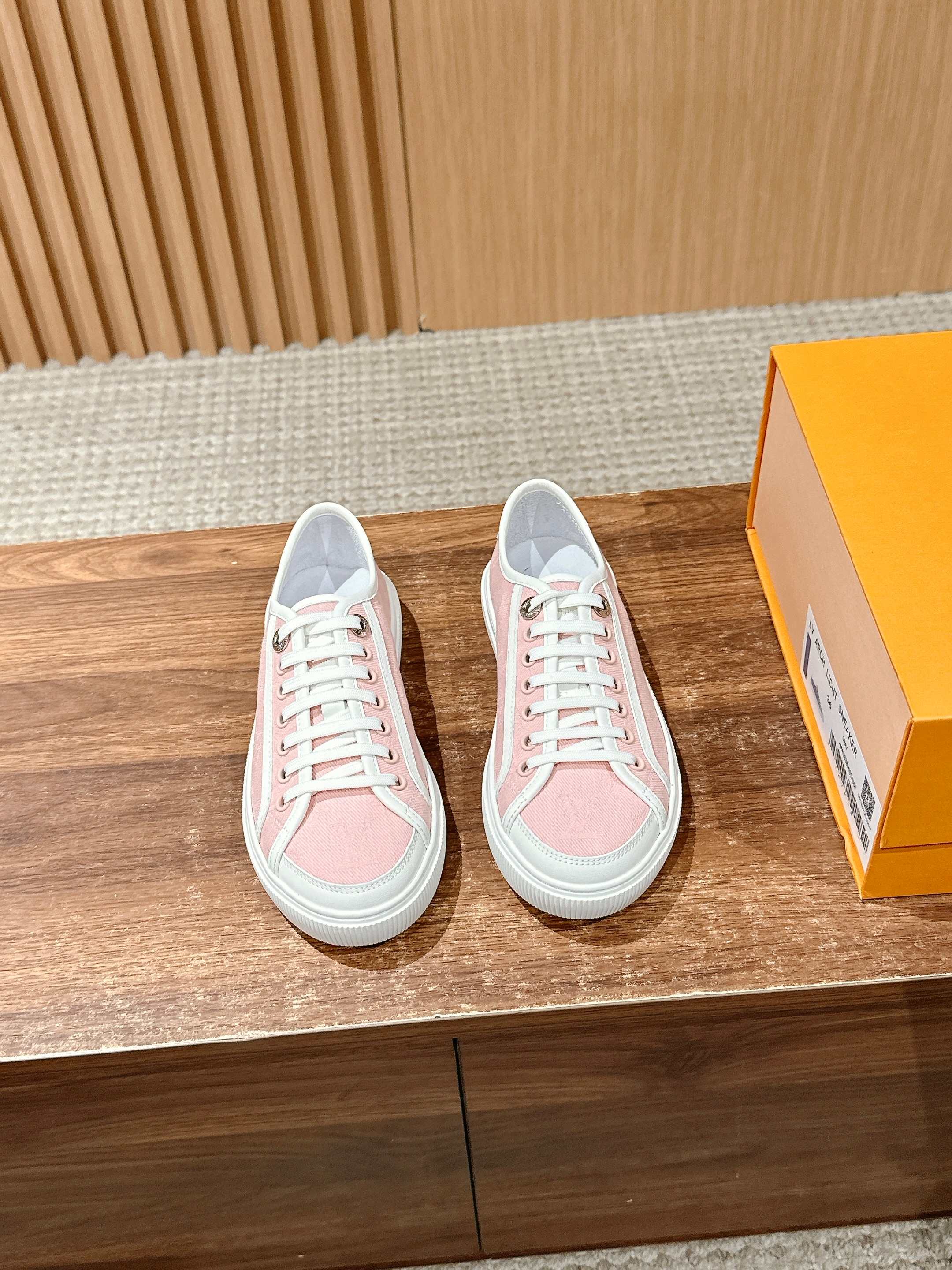 NO:240752,/ Louis Vuitton's new spring and summer casual sports shoes have a youthful atmosphere, and it makes your feet look younger and younger!  Comfortable and lightweight on the feet!  The color is also very youthful!  The upper is exclusive to LV's gold jewelry interspersed!  Make the whole shoe more agile!  The special electronic printing logo on the upper is designed and super recognizable!  Beautiful and generous!  !  It's super easy to walk on your feet!  Specific denim surface material cowhide original molded outsole Size35-39/40 customized non-return and exchange, casual shoes/sports shoes, louis vuitton, louis vuitton, sneakers, cowhide19860909/ 路易威登春夏新款休闲运动板鞋 具有青春气息的洋溢气息,上脚非常减龄！上脚舒适轻便！颜色也非常青春！鞋面专属于lv的金色饰品穿插！让整个鞋子就更灵动起来！鞋面特殊的电印logo,具有设计感而且也超级具有辨识度！美观又大方！！ 上脚超级好走路！ 特定牛仔布面材质 牛皮里 原版开模大底 Size35-39/40定制不退换,休闲鞋/运动鞋,louis vuitton,louis vuitton,sneakers,cowhide,Women's Shoes