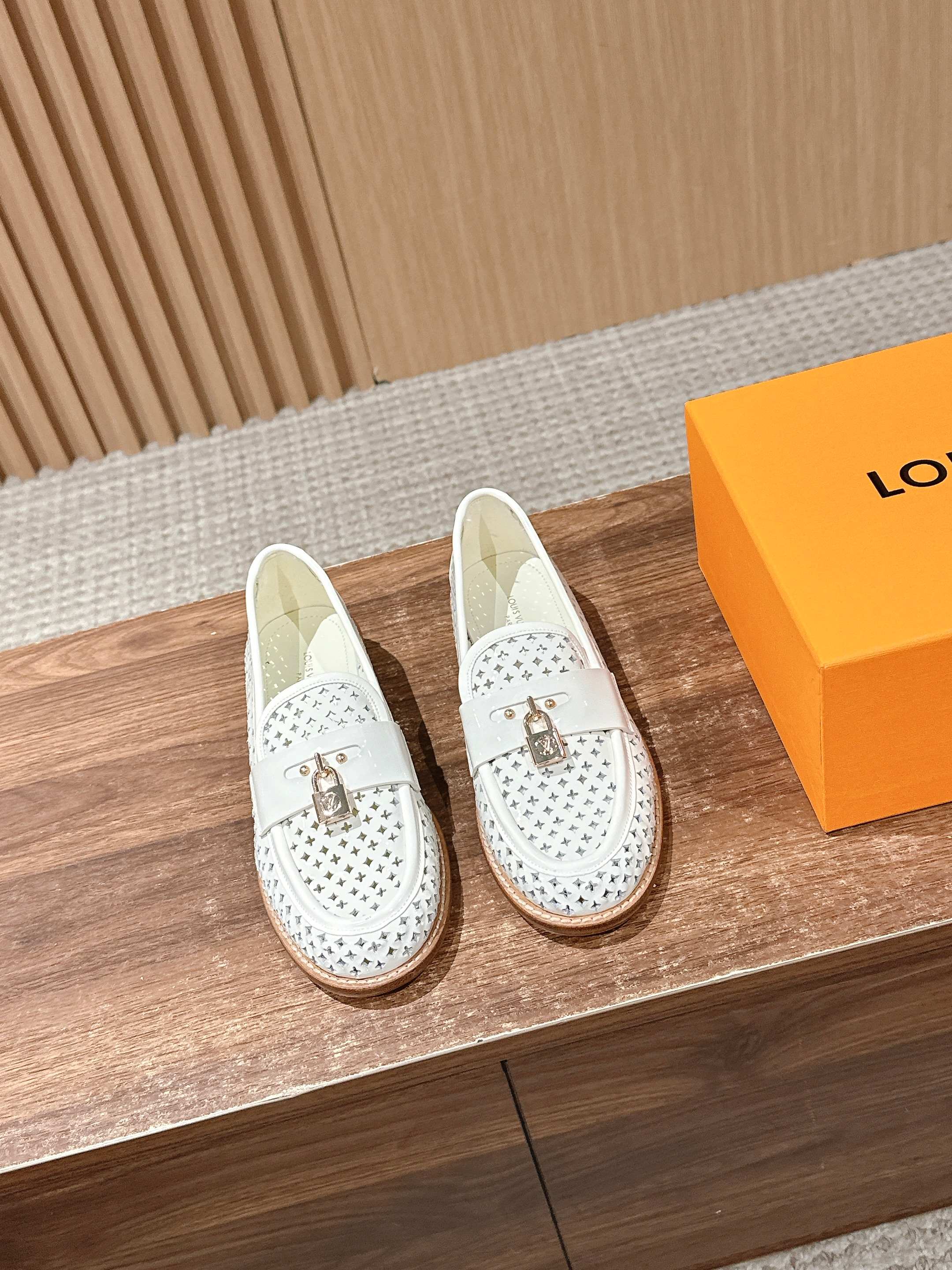 NO:240742,# Louis Vuitton's new lock ballet shoes hollow punching loafers cowhide material sheepskin leather outsole Size35-39 (40 custom made without return or exchange), loafers, louis vuitton, loafers, cowhide, sheepskin, Leather soles19860909# 路易威登新款锁扣芭蕾鞋镂空冲孔乐福鞋 牛皮材质 羊皮里 真皮大底 Size35-39（40定做不退换）,乐福鞋,louis vuitton,loafers,cowhide,sheepskin,Leather soles,Women's Shoes