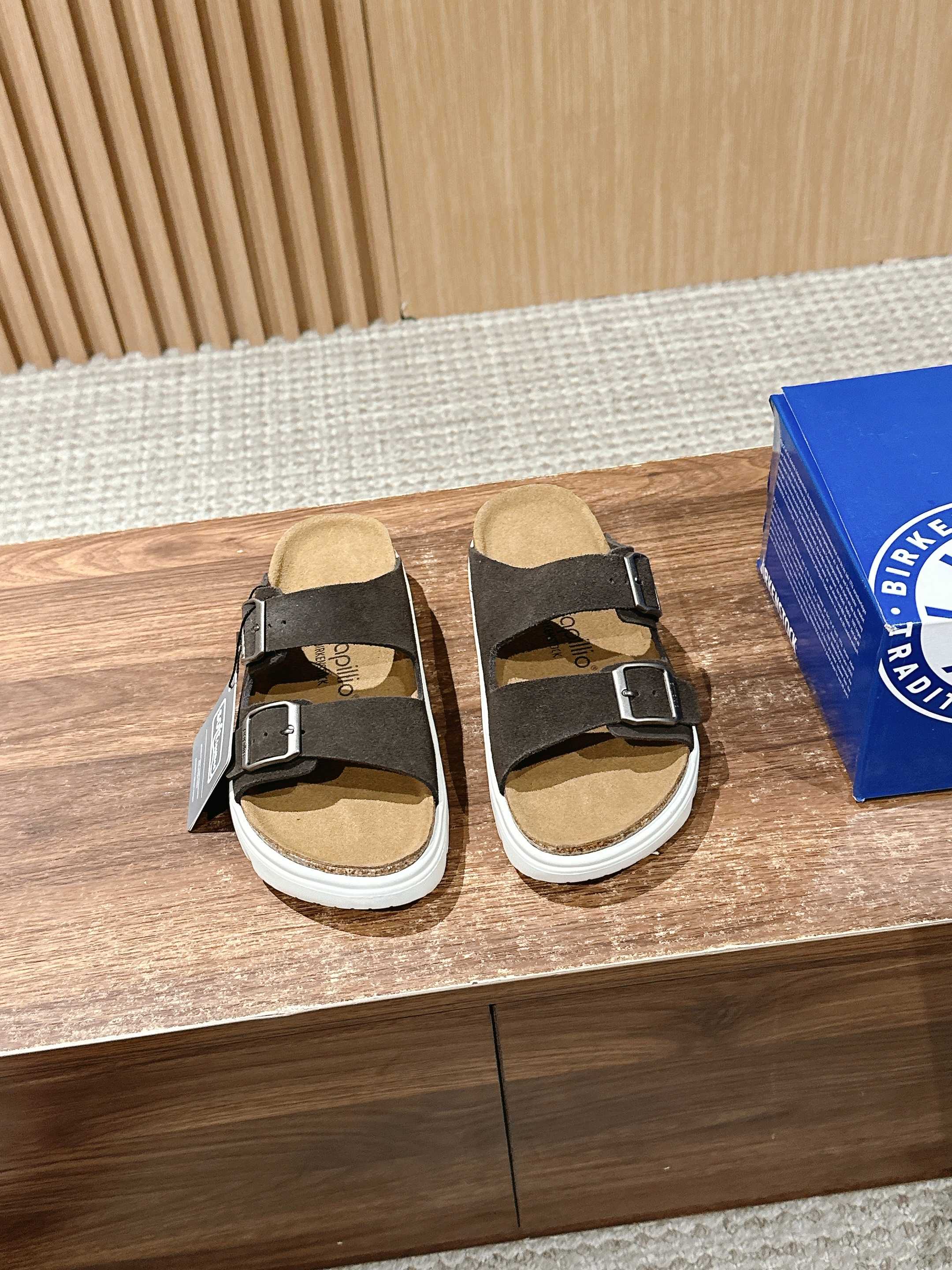 NO:240741,Boken Spring and Summer New Double-buckle Thick-bottom Birken Slippery Slippery Ergonomic design is a foot-shaped foot bed. The cork material is super light and comfortable to wear, with beautiful last lines and exquisite workmanship. It does not tiring your feet when worn for a long time. It looks a bit lazy and casual!  The thickness, color and weight of the material are the same as the original version. Welcome to compare the counter!  Material ox back velvet, outsole foamed sole, shoe size 35-39/40 customized, no return and exchange, slippers, slippers19860909博肯春夏新款 双带扣厚底勃肯凉拖 人体工程学设计符合脚形的脚床,软木材质穿着超级轻便舒适,楦形线条优美,做工精致,长时间穿着不累脚. 略显慵懒的休闲感觉！材质厚度颜色和克重与原版一致.欢迎对比专柜！ 材质牛反绒 大底发泡大底 鞋码35-39/40定制不退换,拖鞋,slippers,Women's Shoes