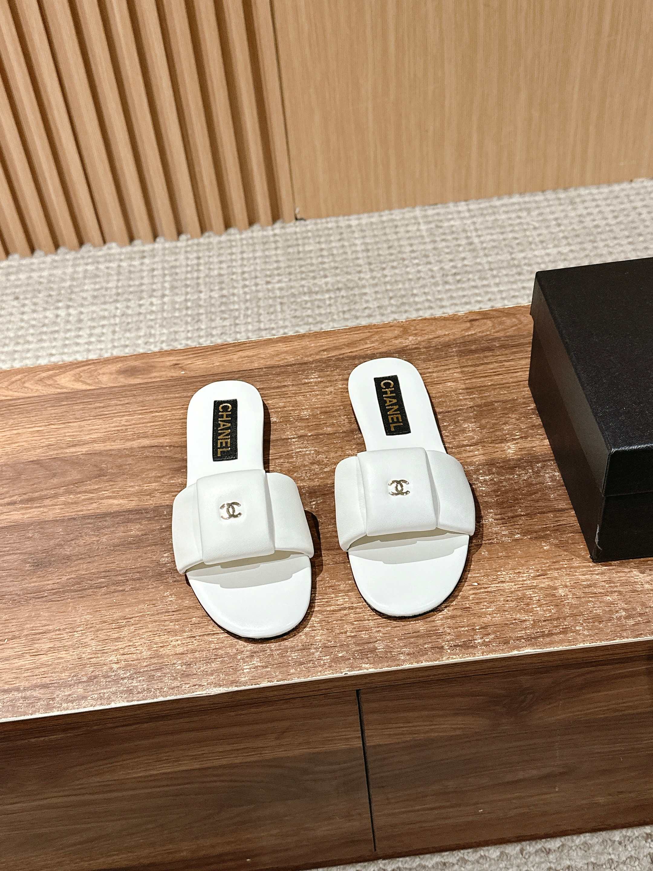 NO:240743,# Chanel's latest flat double C-bread slippers. This series is really amazing. The chubby sponge is full and delicate, and the coexistence of fashion and comfort. Chanel Chanel's slippers are simply beautiful!  Classic double C logo is exquisite and eye-catching, full of pink and full of vitality, a touch of sweetness in summer; white is pure and elegant, with a cool and cool atmosphere; black is cool and versatile, never making mistakes. Simple design shows high-end texture everywhere, whether it is matched with skirts or trousers, it can easily improve the fashion level. Whoever wears it is fashionable. Upper sheepskin tiptoe sheepskin outsole leather outsole size 35/36/37/38/39/40 (40 no return or exchange), slippers, chanel, chanel, slippers, skirts, sheepskin, Leather soles19860909# 香奈儿最新平底双C面包拖鞋 这一系列这真的是绝了,胖乎乎海绵体填充饱满细腻,时髦与舒适度并存 chanel香奈儿这几款拖鞋简直美出圈了！经典双C logo 精致又吸睛,粉色活力满满,是夏日里的一抹甜；白色纯净优雅,自带清冷氛围感；黑色酷帅百搭,永远不出错 .简约设计却处处彰显高级质感,无论是搭配裙装还是裤装,都能轻松提升时尚度,谁穿谁是时髦精. 鞋面羊皮 踮脚羊皮 大底真皮大底 尺码35/36/37/38/39/40（40不退换）,拖鞋,chanel,chanel,slippers,skirts,sheepskin,Leather soles,Women's Shoes