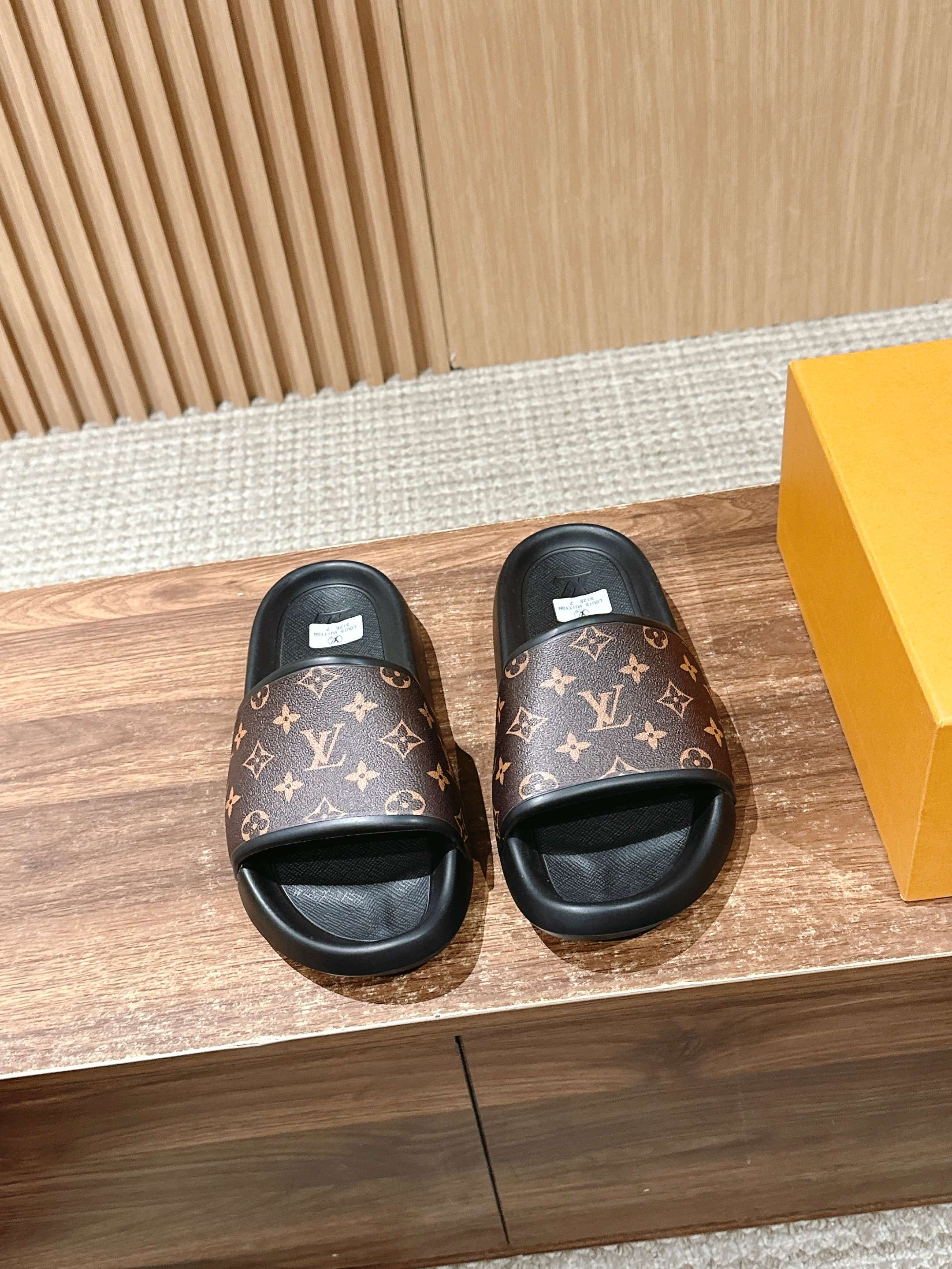 NO:240751,[Old-color] # Louis Vuitton couple's summer beach slippers Comfortable and versatile Exclusive mold opening IP foam (not on the market, PU material is not wearable and easy to deform, yellow and discolor, please pay attention to the distinction) Size: 35-46M, slippers, louis vuitton, slippers19860909【老花色】 # 路易威登情侣款夏日沙滩拖鞋 舒适百搭 独家开模IP发泡 (非市场上PU材质不耐穿易变形发黄变色 注意区分）Size: 35-46M,拖鞋,louis vuitton,slippers,Women's Shoes