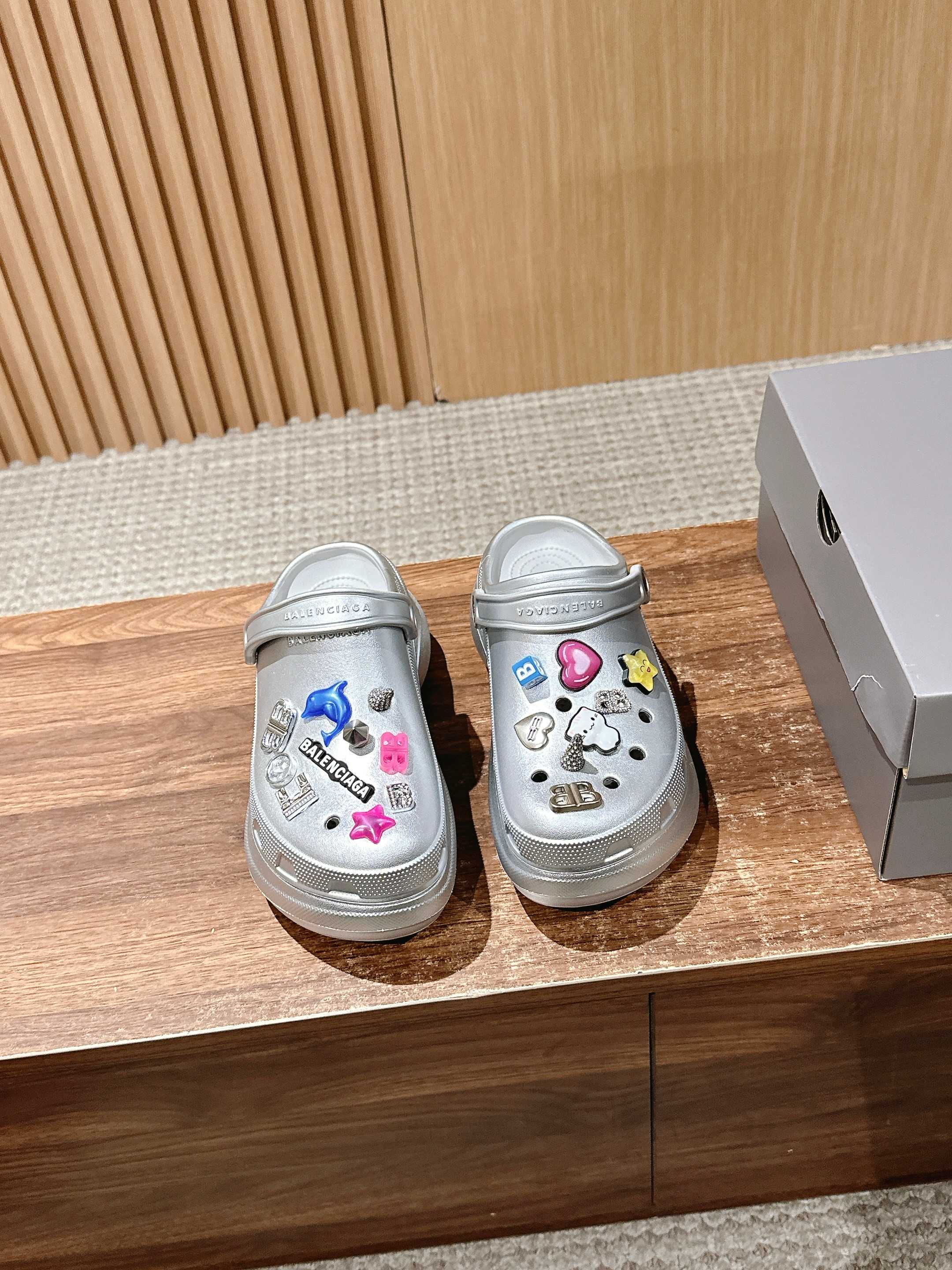 NO:266423,Balenciaga co-branded Crocs couple model #CROCS MULE JIBBITZ hole shoes heightened thick-soled sandals Zhiduoxing Crocs fancy DIY hole slippers ~ Cat buttons love buckles are so cute Cheating height-enhancing artifact Size35-39M, slippers, balenciaga, sandals, slippers19860909巴黎世家联名卡骆驰情侣款#CROCS MULE JIBBITZ洞洞鞋 增高厚底凉鞋 智多星Crocs 花式DIY洞洞拖鞋～猫咪扣爱心扣都好可爱 作弊增高神器 Size35-39M,拖鞋,balenciaga,sandals,slippers,Women's Shoes