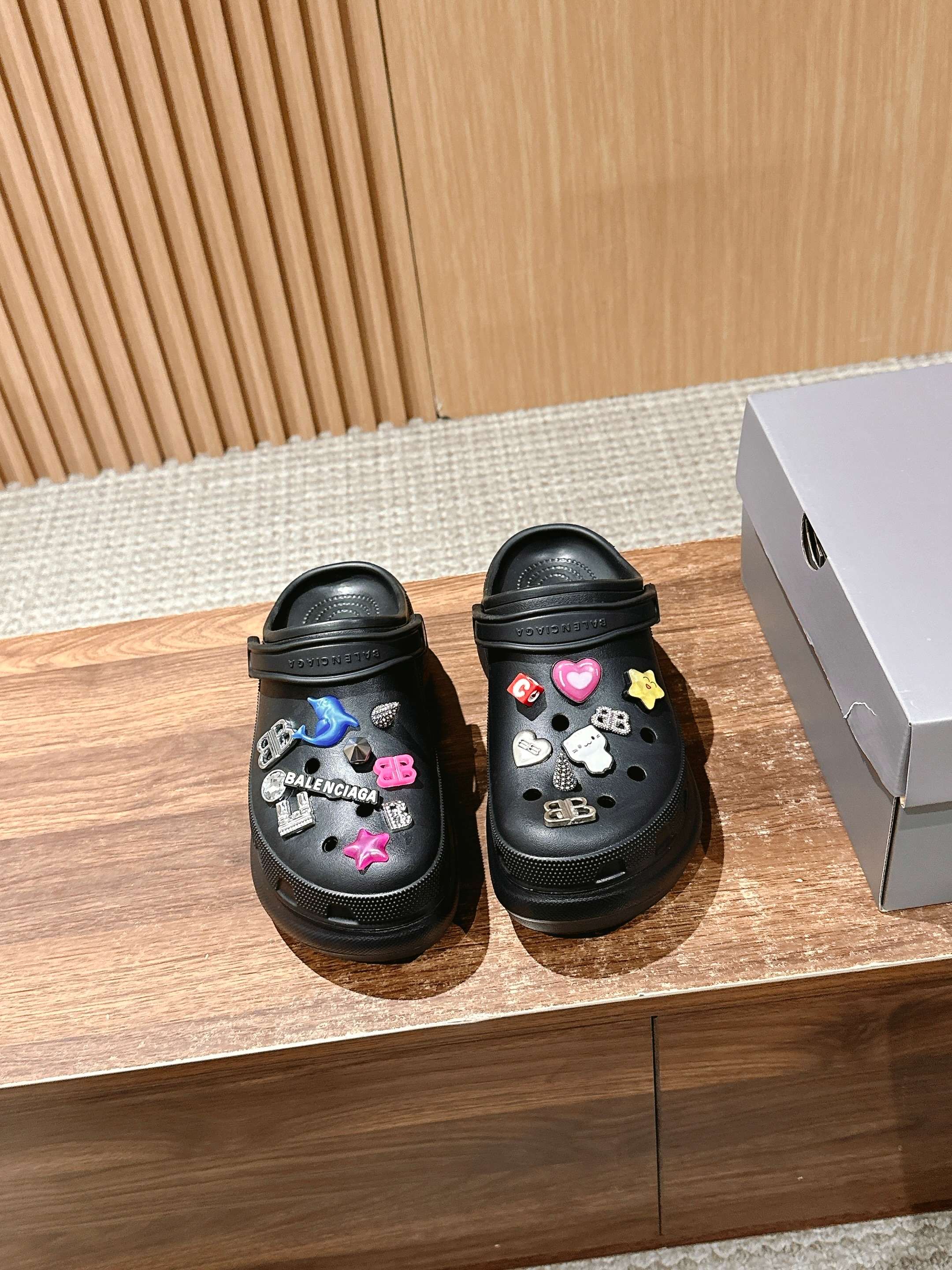 NO:241651,Balenciaga co-branded Crocs couple model #CROCS MULE JIBBITZ hole shoes heightened thick-soled sandals Zhiduoxing Crocs fancy DIY hole slippers ~ Cat buttons love buckles are so cute Cheating height-enhancing artifact Size35-44M, slippers, balenciaga, sandals, slippers19860909巴黎世家联名卡骆驰情侣款#CROCS MULE JIBBITZ洞洞鞋 增高厚底凉鞋 智多星Crocs 花式DIY洞洞拖鞋～猫咪扣爱心扣都好可爱 作弊增高神器 Size35-44M,拖鞋,balenciaga,sandals,slippers,Women's Shoes
