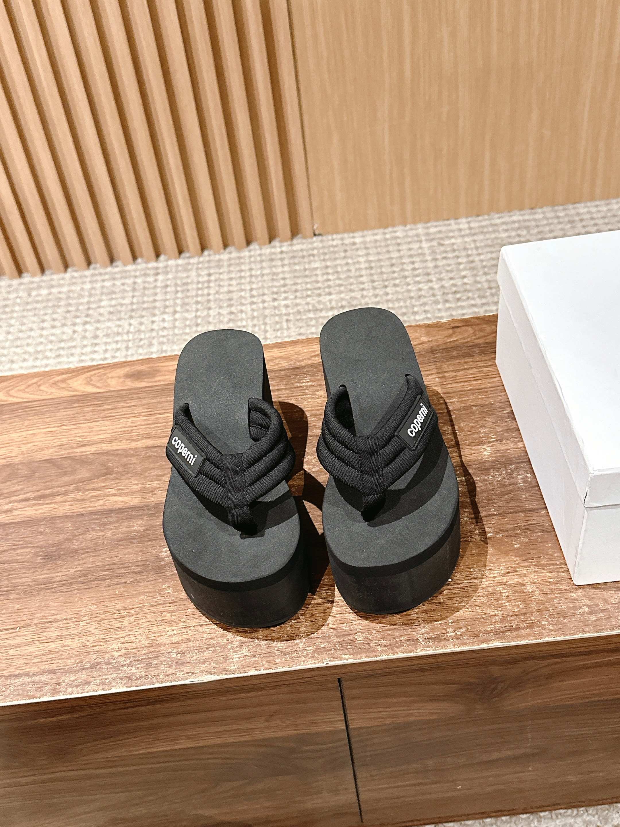 NO:241650,#Yi Mengling's same fashionable thick-soled slippers, happiness in summer, only slippers, thick-soled flip flops, heightening is very refreshing, black is versatile and slim, easy to match Size35-39 (40 custom made without return or exchange), split-toe shoes, slippers19860909#易梦玲同款时髦厚底拖鞋 夏天的快乐 只有拖鞋更懂 7cm的厚底人字拖,增高来得非常爽 黑色百搭且显瘦,搭配起来轻松自在 Size35-39（40定做不退换）,分趾鞋,slippers,Women's Shoes