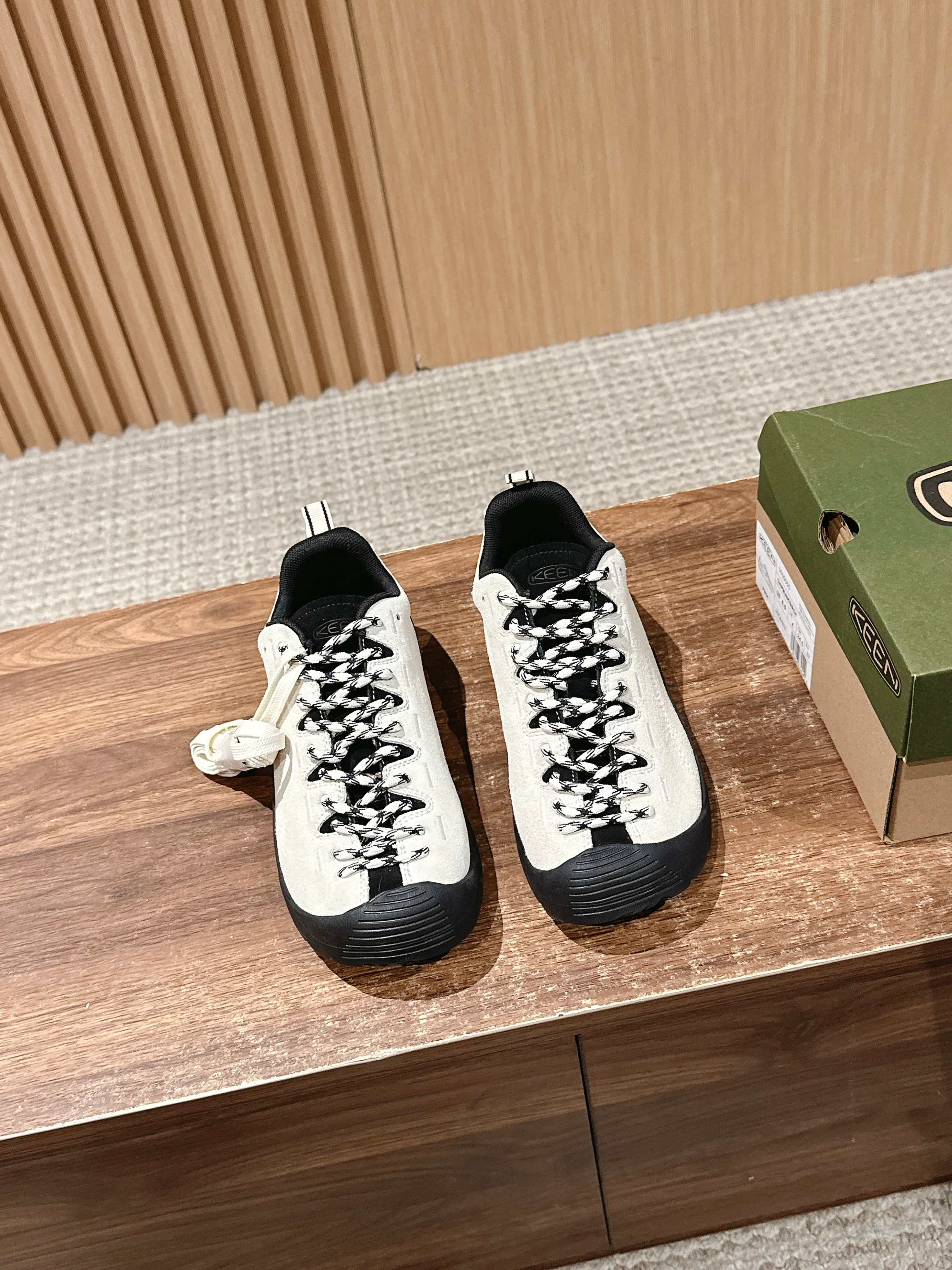 NO:241669,#Cohen Mountain outdoor shoes Japanese street retro style ugly shoes that can rush 20,000 steps at first glance, ugly and cute, really fragrant when you put it on! The original insole is comfortable and has good rebound. The body of cowhide is good, breathable and comfortable. It is correct to choose it on foot. The sole is soft enough and has good elasticity. Delivery original replacement shoelaces. Colorful size 35-39 (40 custom made without return and exchange), casual shoes/sports shoes, sneakers, cowhide19860909#科恩山系户外鞋 日系街头复古风 可以暴走2w步的丑鞋 第一眼丑萌丑萌,一上脚真香! 原版鞋垫舒适度一级棒 回弹好 牛皮鞋身的包裹性hin好,透气舒适 徒步登山 citywalk选它准没错, 鞋底足够软,回弹性不错 配送原版替换鞋带 多姿多彩 尺码35-39（40定做不退换）,休闲鞋/运动鞋,sneakers,cowhide,Women's Shoes