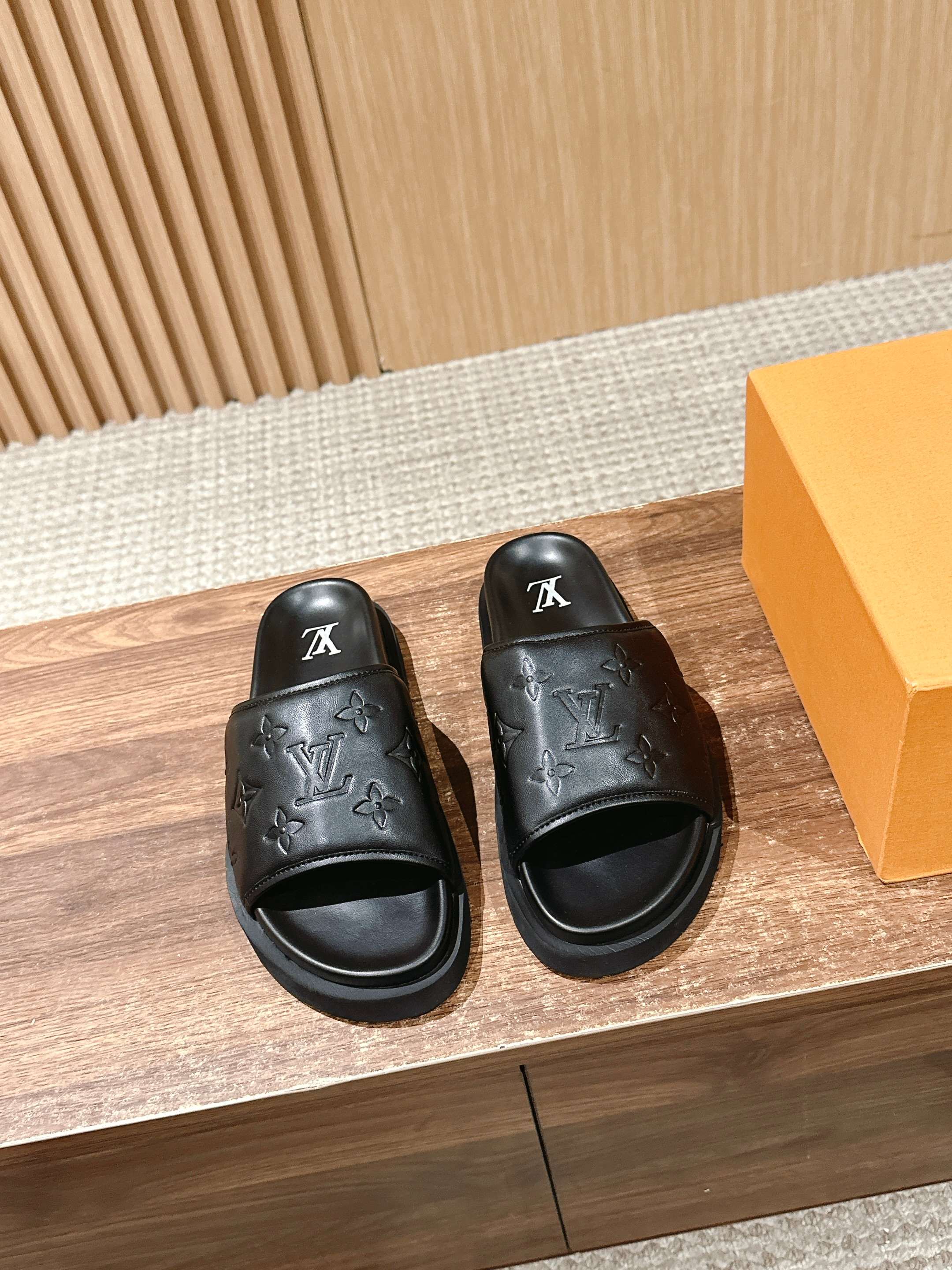 NO:241659,#Men's Size # Louis Vuitton Donkey Brand New Summer Casual Beach Slippers Full of Premium!  It’s a popular model from domestic and foreign bloggers, retro and fashionable, and is so handsome!  The official website recommends the money!  Miami Mules are made of Mini Monogram canvas, paying tribute to the theme of the men's collection. This unique piece features a wide strap that can be easily adjusted by Velcro for maximum comfort. This stylish style consists of anatomically insoles and ultra-light rubber sole in the same color as the upper. Velcro design for shoe cover, adjustable size, non-slip sole Size39-45 (38/45 custom made without return), slippers, louis vuitton, louis vuitton, slippers19860909#限男码 # 路易威登 驴牌夏日新款休闲沙滩拖鞋 高级感十足！国内外博主刷爆的一款,复古又时髦 上脚帅呆了！官网主推款！ Miami穆勒鞋采用Mini Monogram 帆布制成,向男士系列的主题致敬.这款独特的作品的特点是宽肩带,可通过 Velcro 轻松调节,确保最大的舒适度.这款时尚款式由符合解剖结构的鞋垫和超轻微型橡胶鞋底组成,颜色与鞋面相同. 鞋盖魔术贴设计,可以调节大小 防滑大底 Size39-45（38/45定做不退换）,拖鞋,louis vuitton,louis vuitton,slippers,Women's Shoes