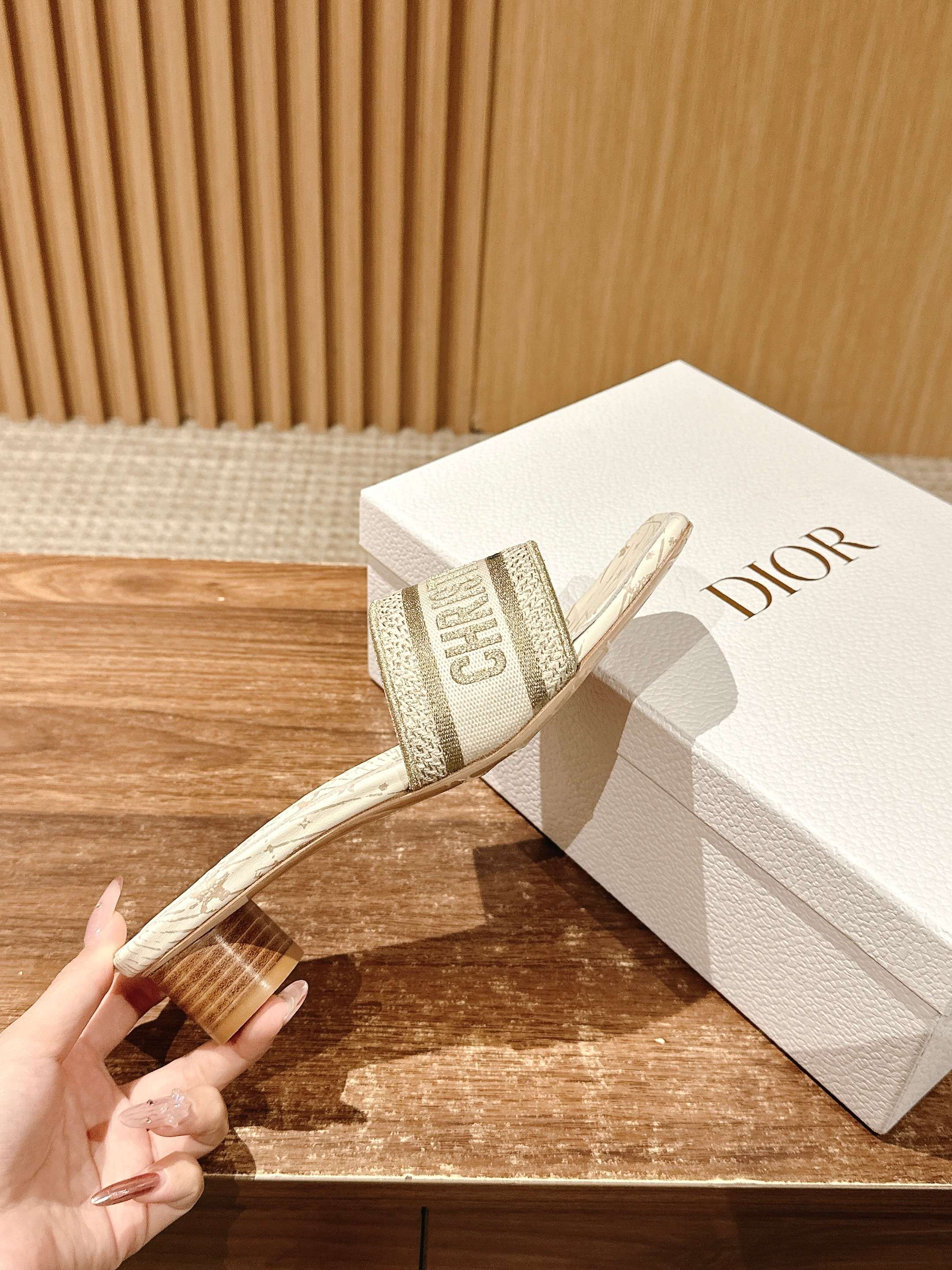 𝐂𝐡𝐫𝐢𝐬𝐭𝐢𝐚𝐧 𝐃𝐢𝐨𝐫# 迪奥春夏新款升级刺绣拖鞋，这款拖鞋真的好穿又好看，今年的颜色真的超美，每