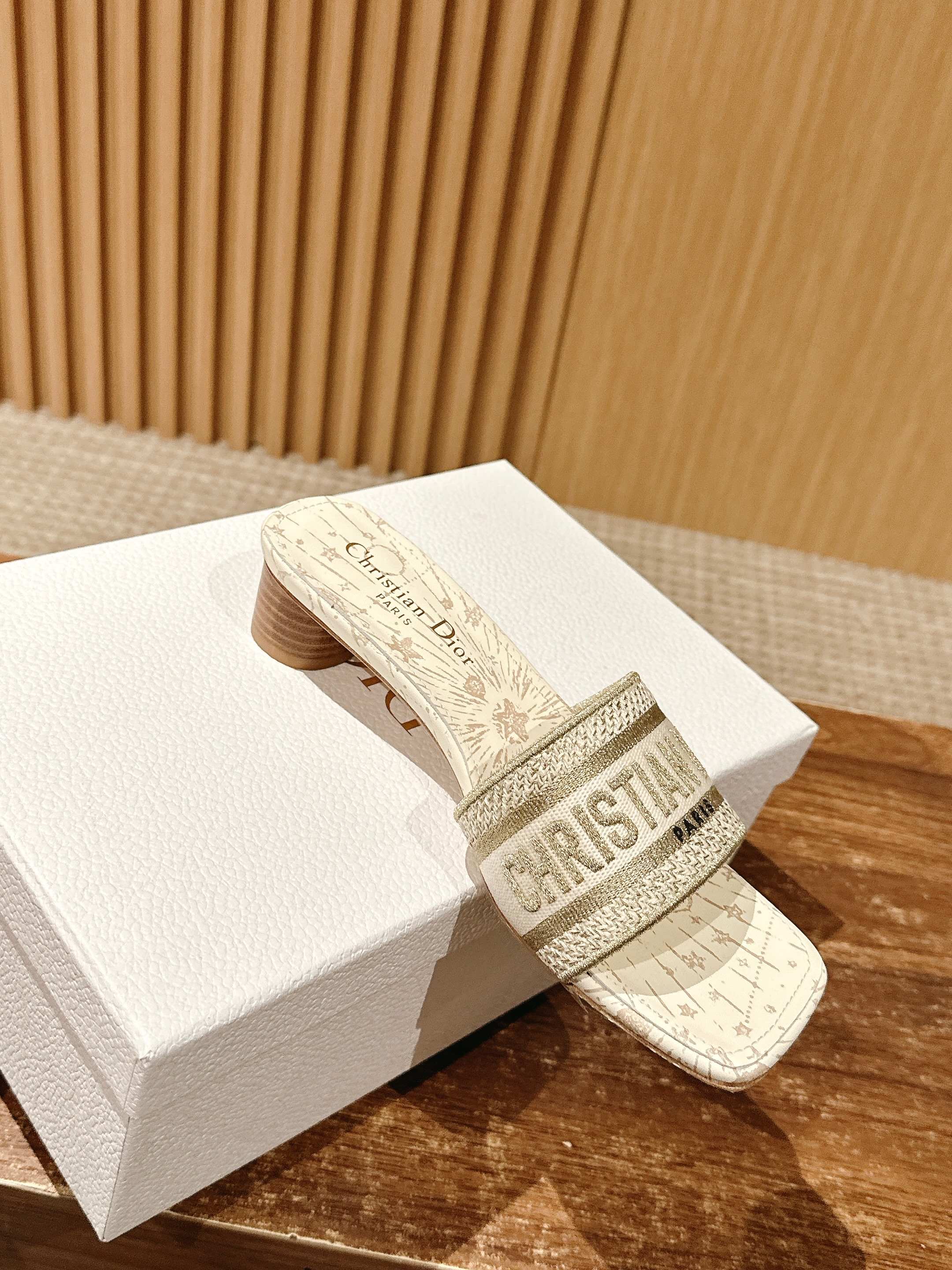 𝐂𝐡𝐫𝐢𝐬𝐭𝐢𝐚𝐧 𝐃𝐢𝐨𝐫# 迪奥春夏新款升级刺绣拖鞋，这款拖鞋真的好穿又好看，今年的颜色真的超美，每