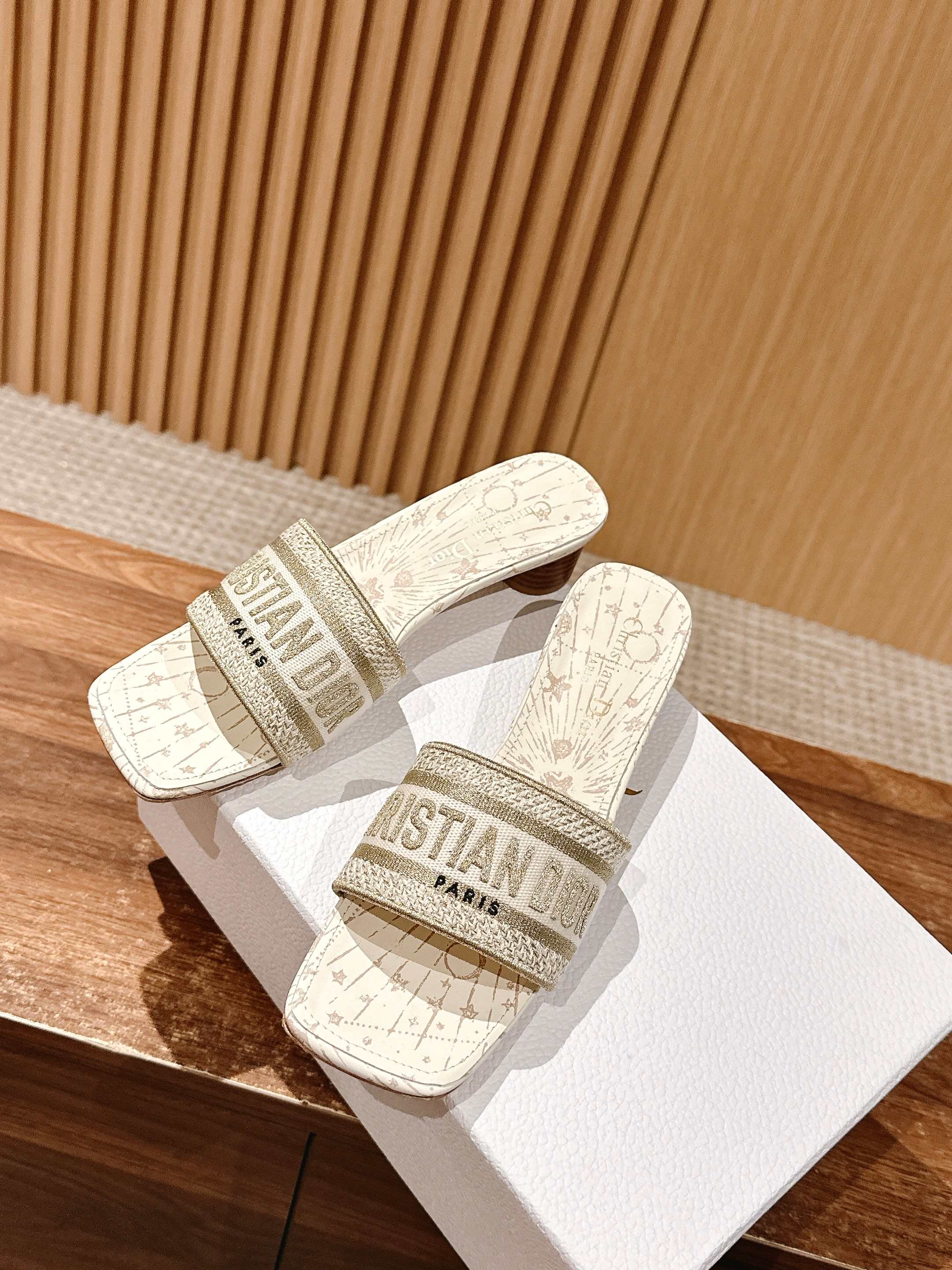 𝐂𝐡𝐫𝐢𝐬𝐭𝐢𝐚𝐧 𝐃𝐢𝐨𝐫# 迪奥春夏新款升级刺绣拖鞋，这款拖鞋真的好穿又好看，今年的颜色真的超美，每