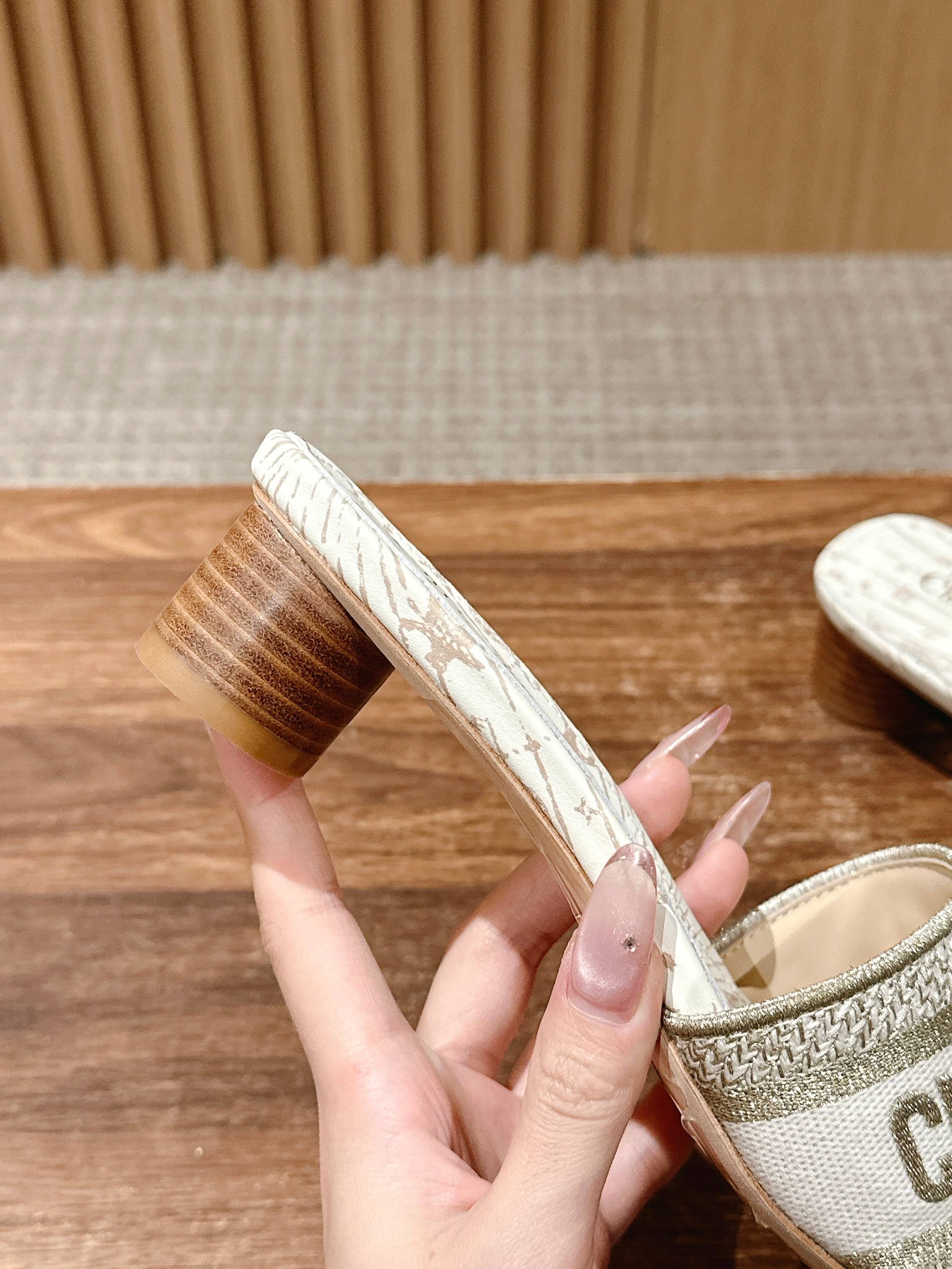 𝐂𝐡𝐫𝐢𝐬𝐭𝐢𝐚𝐧 𝐃𝐢𝐨𝐫# 迪奥春夏新款升级刺绣拖鞋，这款拖鞋真的好穿又好看，今年的颜色真的超美，每