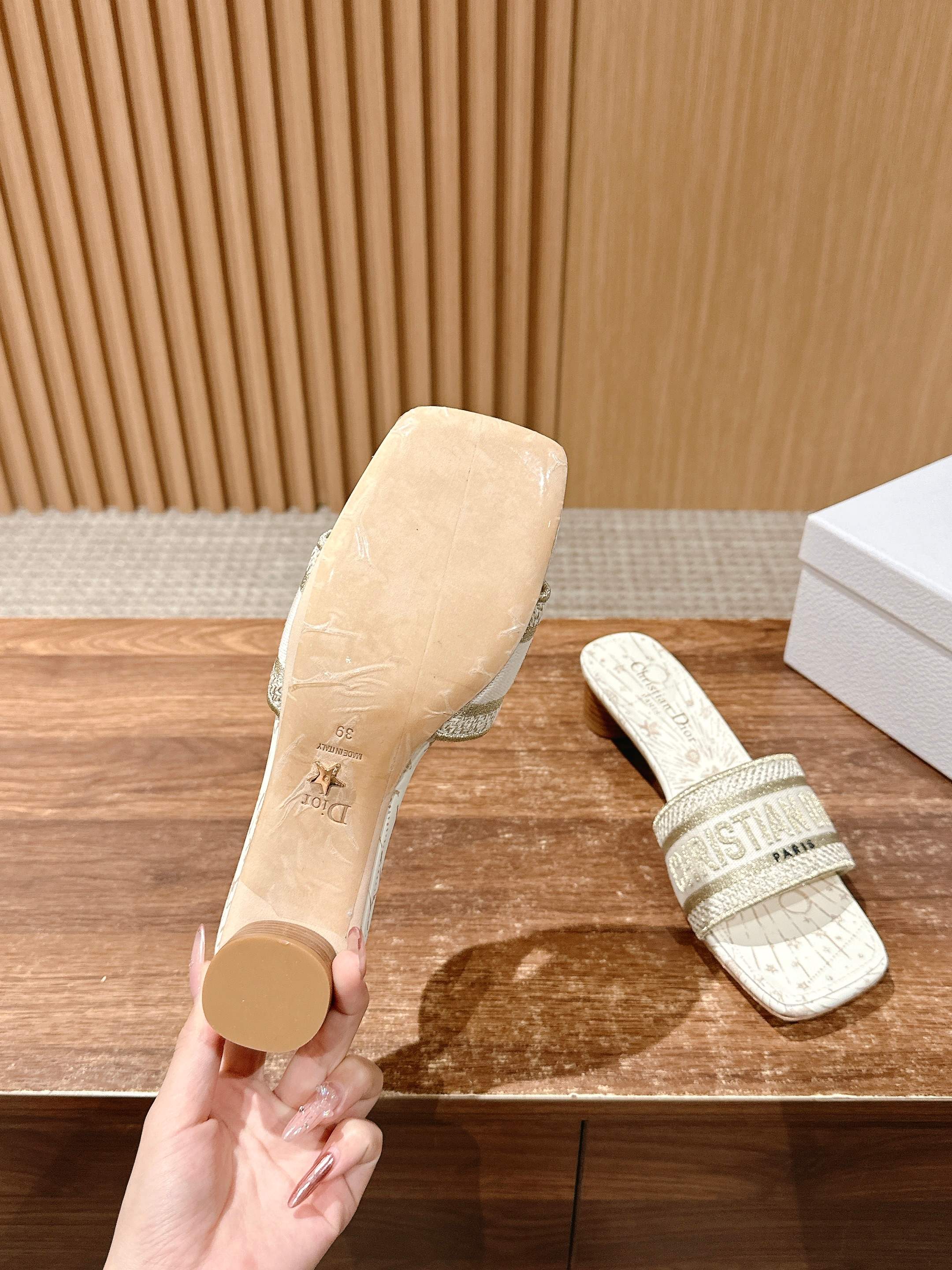 𝐂𝐡𝐫𝐢𝐬𝐭𝐢𝐚𝐧 𝐃𝐢𝐨𝐫# 迪奥春夏新款升级刺绣拖鞋，这款拖鞋真的好穿又好看，今年的颜色真的超美，每