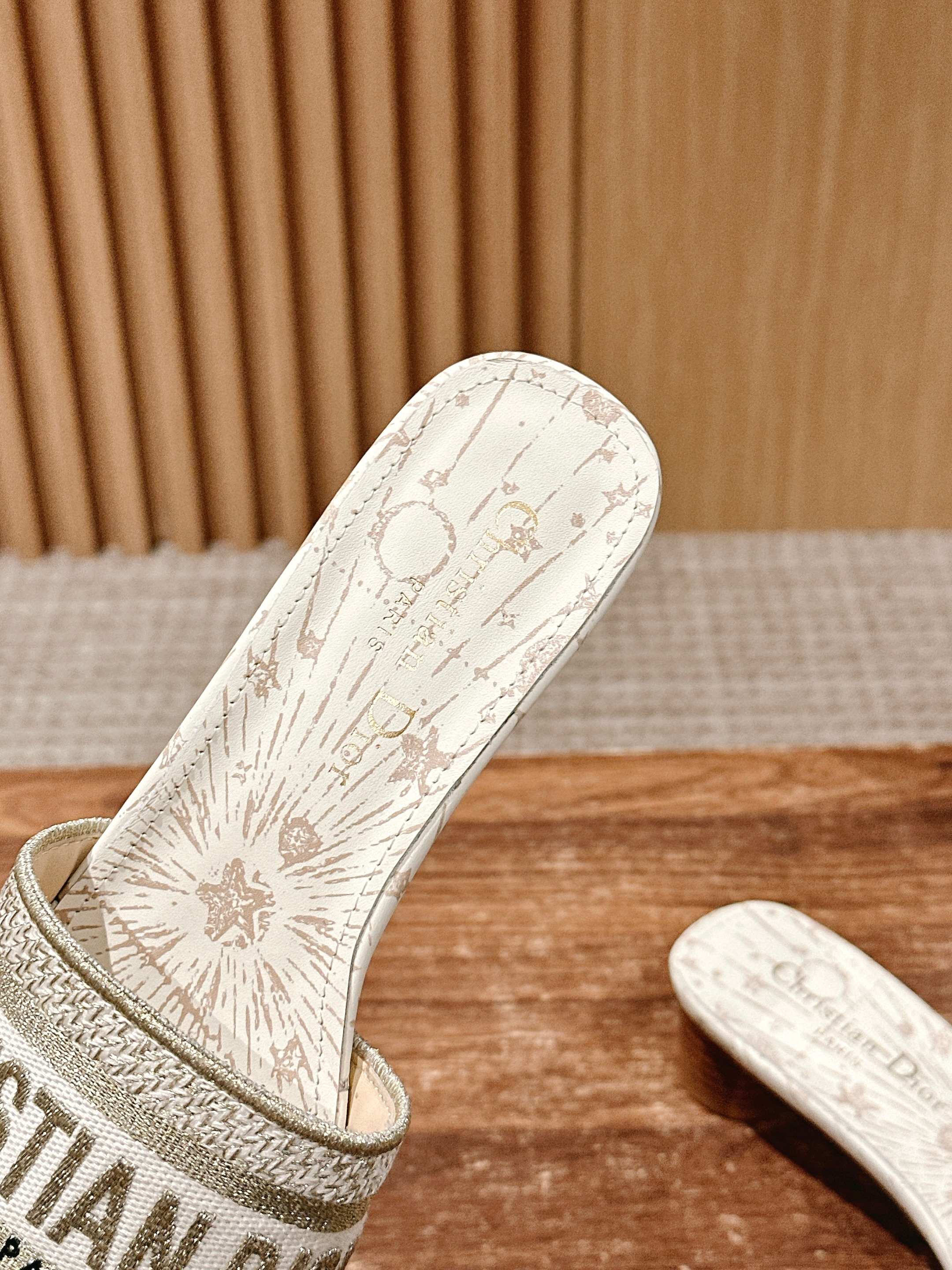 𝐂𝐡𝐫𝐢𝐬𝐭𝐢𝐚𝐧 𝐃𝐢𝐨𝐫# 迪奥春夏新款升级刺绣拖鞋，这款拖鞋真的好穿又好看，今年的颜色真的超美，每