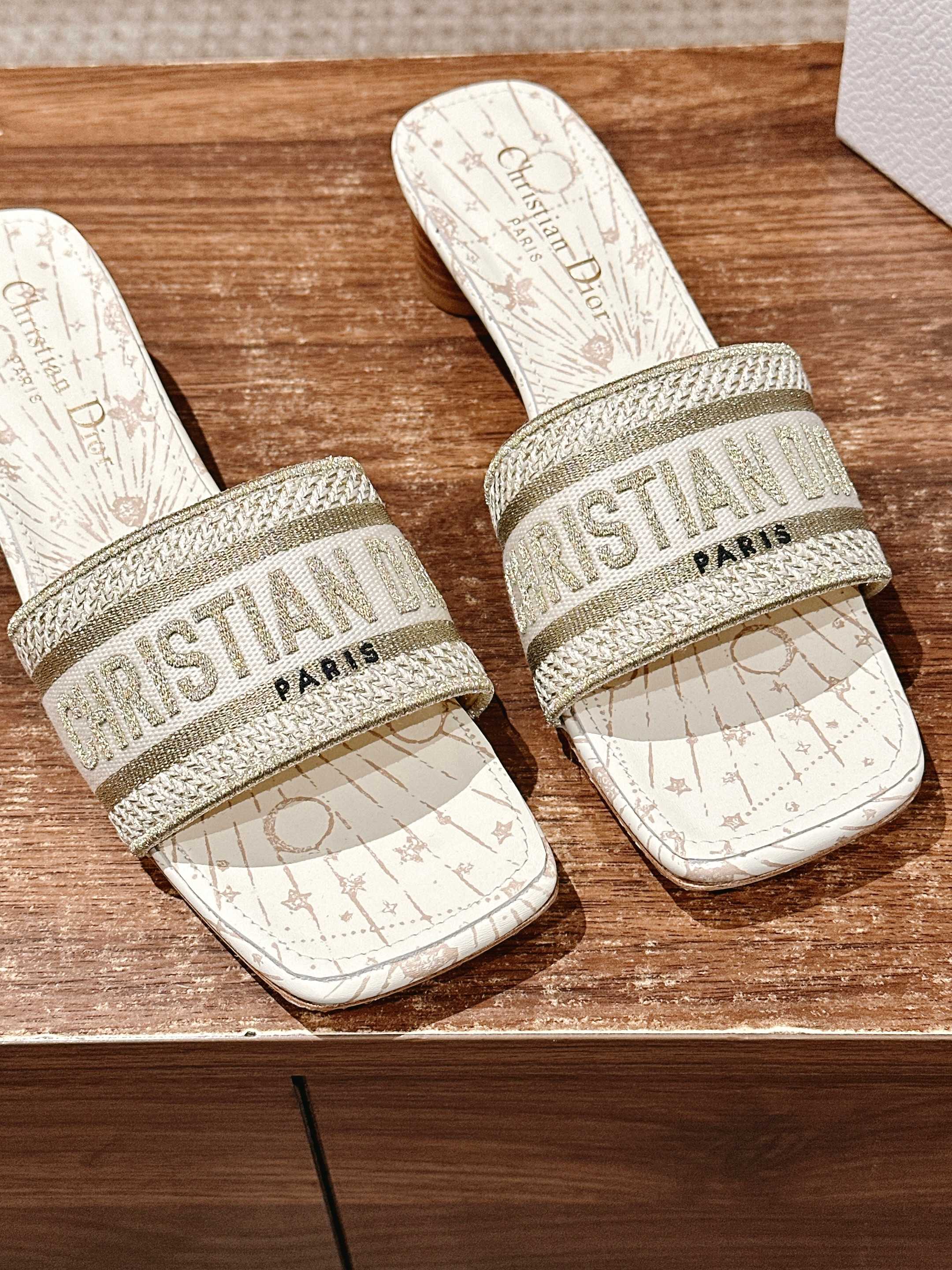 𝐂𝐡𝐫𝐢𝐬𝐭𝐢𝐚𝐧 𝐃𝐢𝐨𝐫# 迪奥春夏新款升级刺绣拖鞋，这款拖鞋真的好穿又好看，今年的颜色真的超美，每