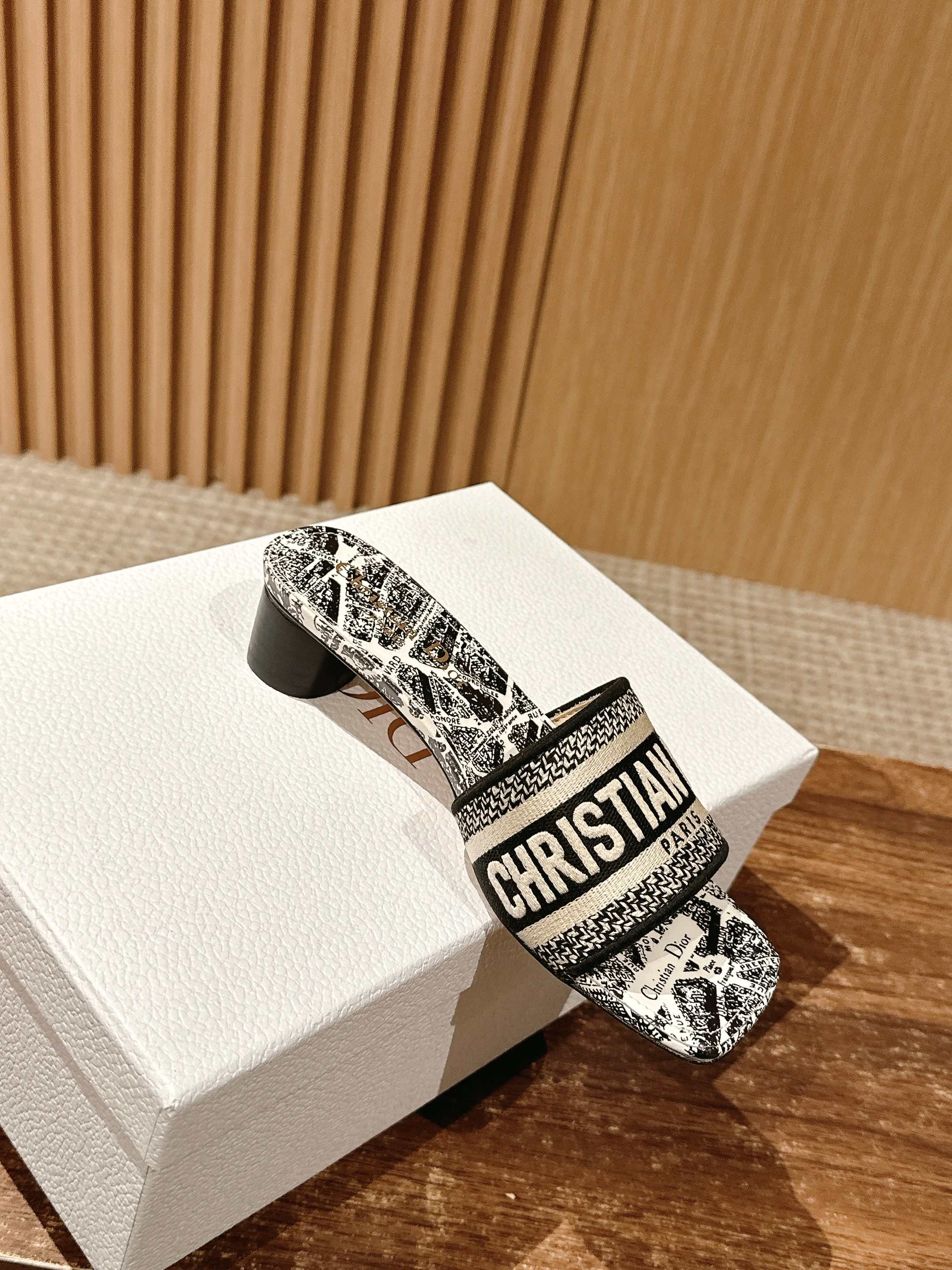 𝐂𝐡𝐫𝐢𝐬𝐭𝐢𝐚𝐧 𝐃𝐢𝐨𝐫# 迪奥春夏新款升级刺绣拖鞋，这款拖鞋真的好穿又好看，今年的颜色真的超美，每