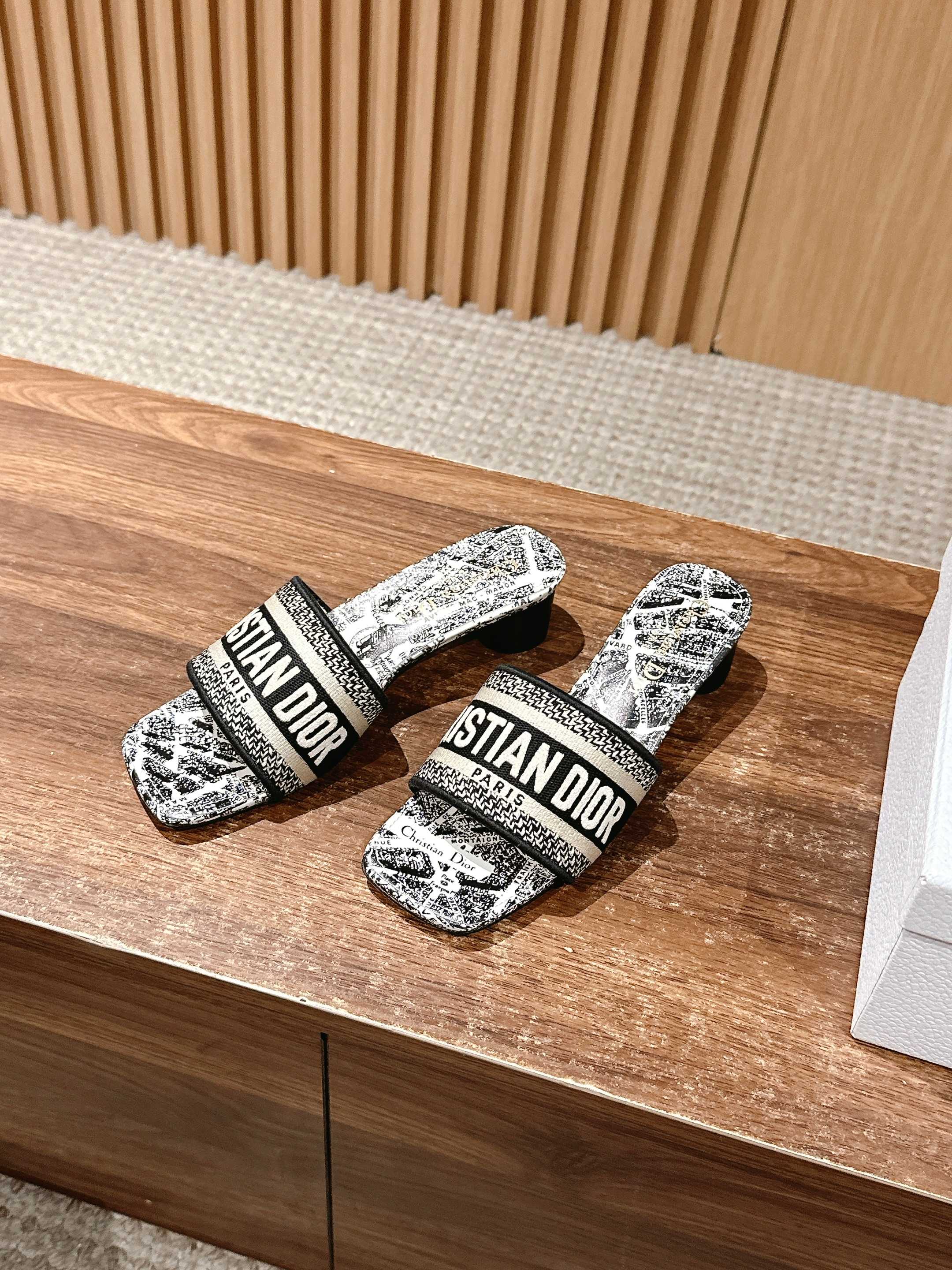 𝐂𝐡𝐫𝐢𝐬𝐭𝐢𝐚𝐧 𝐃𝐢𝐨𝐫# 迪奥春夏新款升级刺绣拖鞋，这款拖鞋真的好穿又好看，今年的颜色真的超美，每