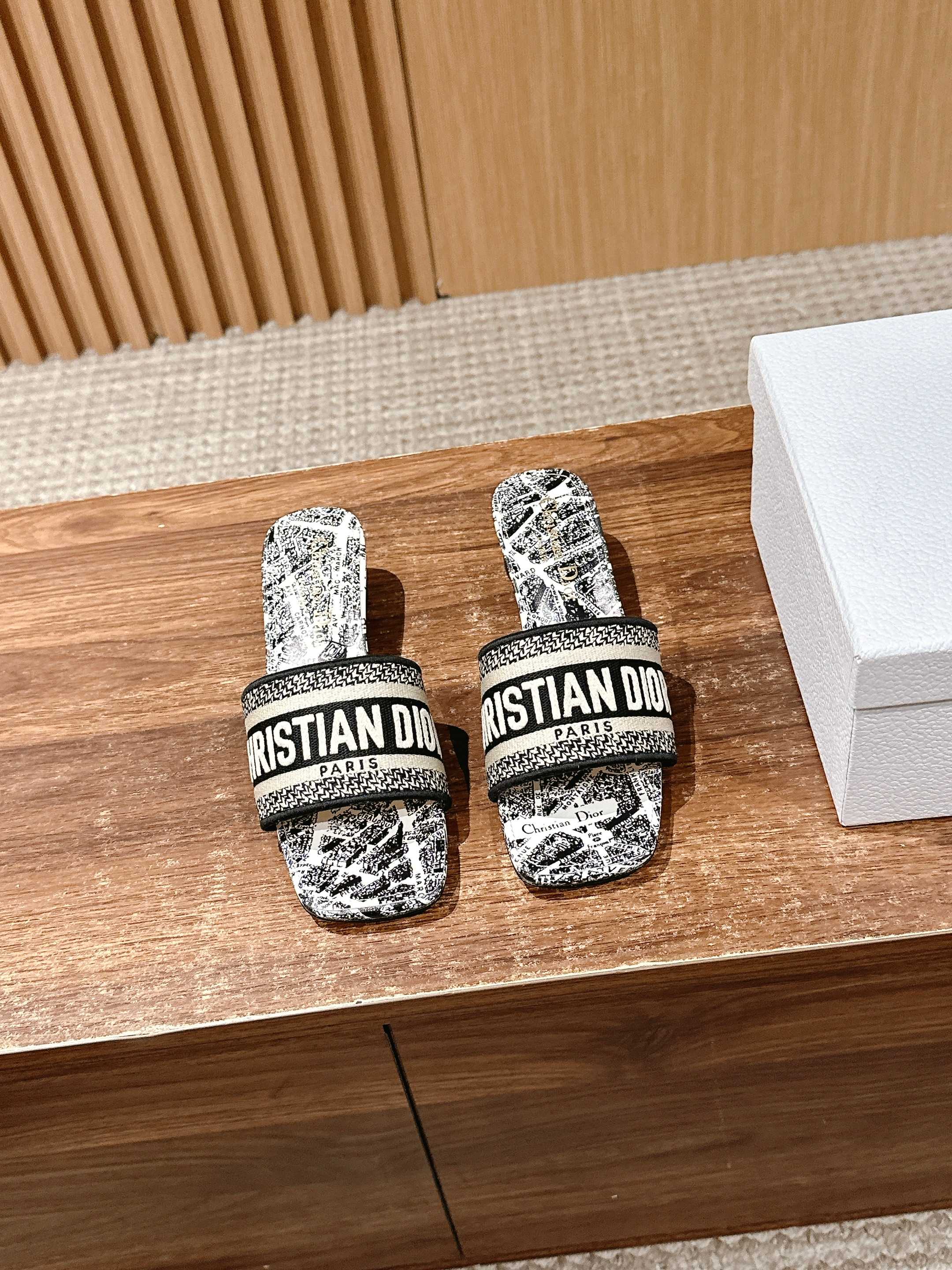 𝐂𝐡𝐫𝐢𝐬𝐭𝐢𝐚𝐧 𝐃𝐢𝐨𝐫# 迪奥春夏新款升级刺绣拖鞋，这款拖鞋真的好穿又好看，今年的颜色真的超美，每