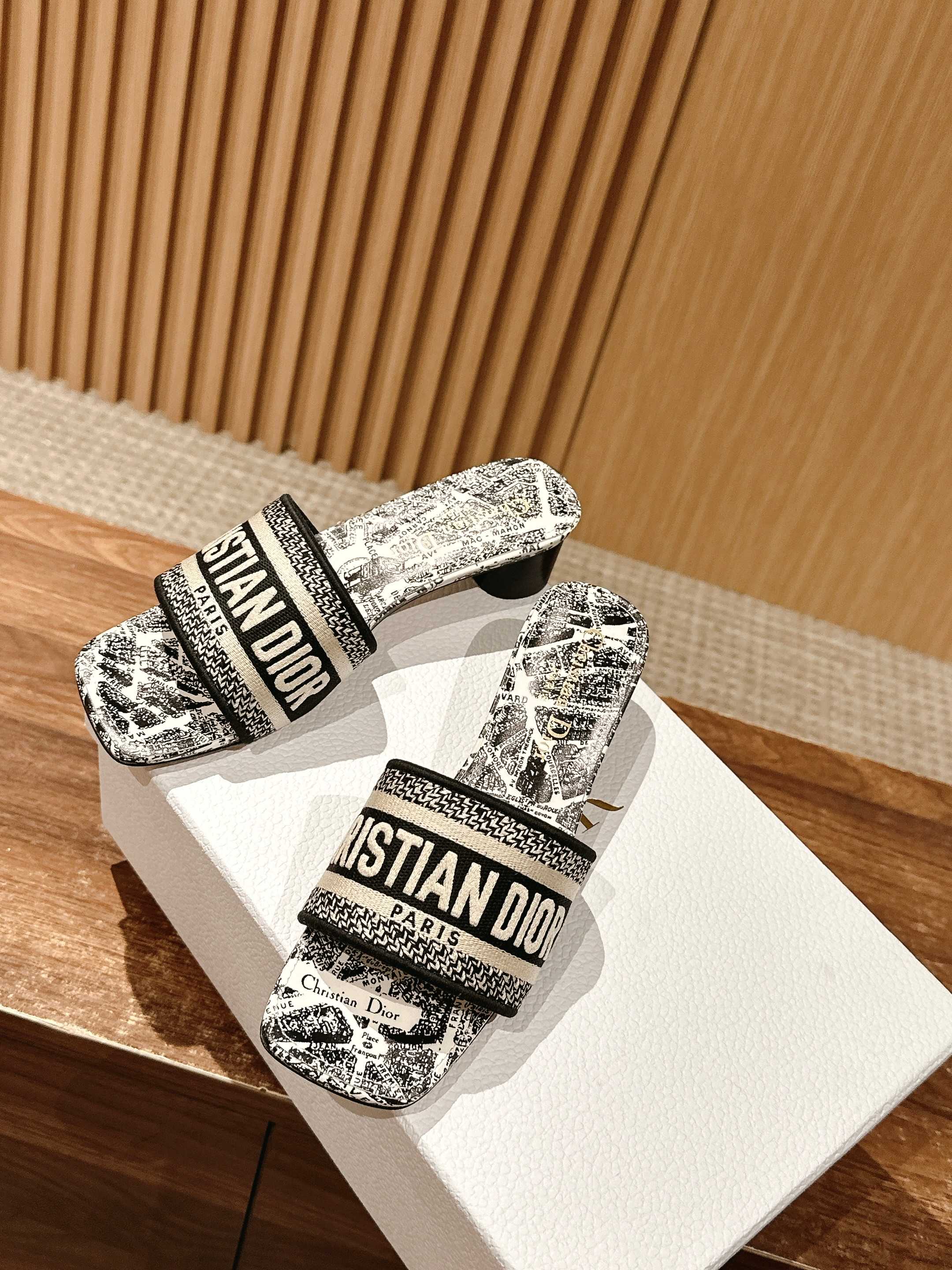 𝐂𝐡𝐫𝐢𝐬𝐭𝐢𝐚𝐧 𝐃𝐢𝐨𝐫# 迪奥春夏新款升级刺绣拖鞋，这款拖鞋真的好穿又好看，今年的颜色真的超美，每