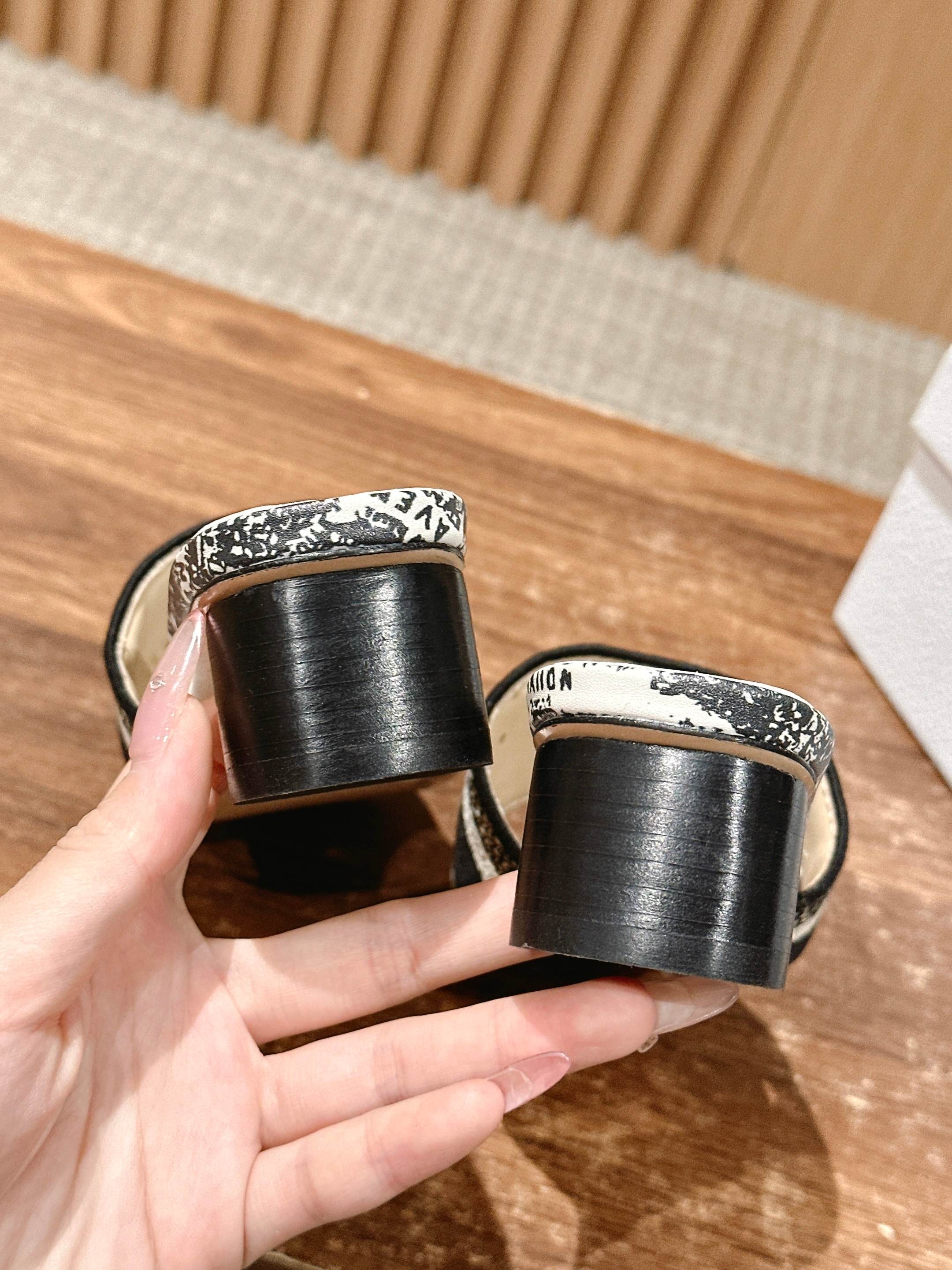 𝐂𝐡𝐫𝐢𝐬𝐭𝐢𝐚𝐧 𝐃𝐢𝐨𝐫# 迪奥春夏新款升级刺绣拖鞋，这款拖鞋真的好穿又好看，今年的颜色真的超美，每