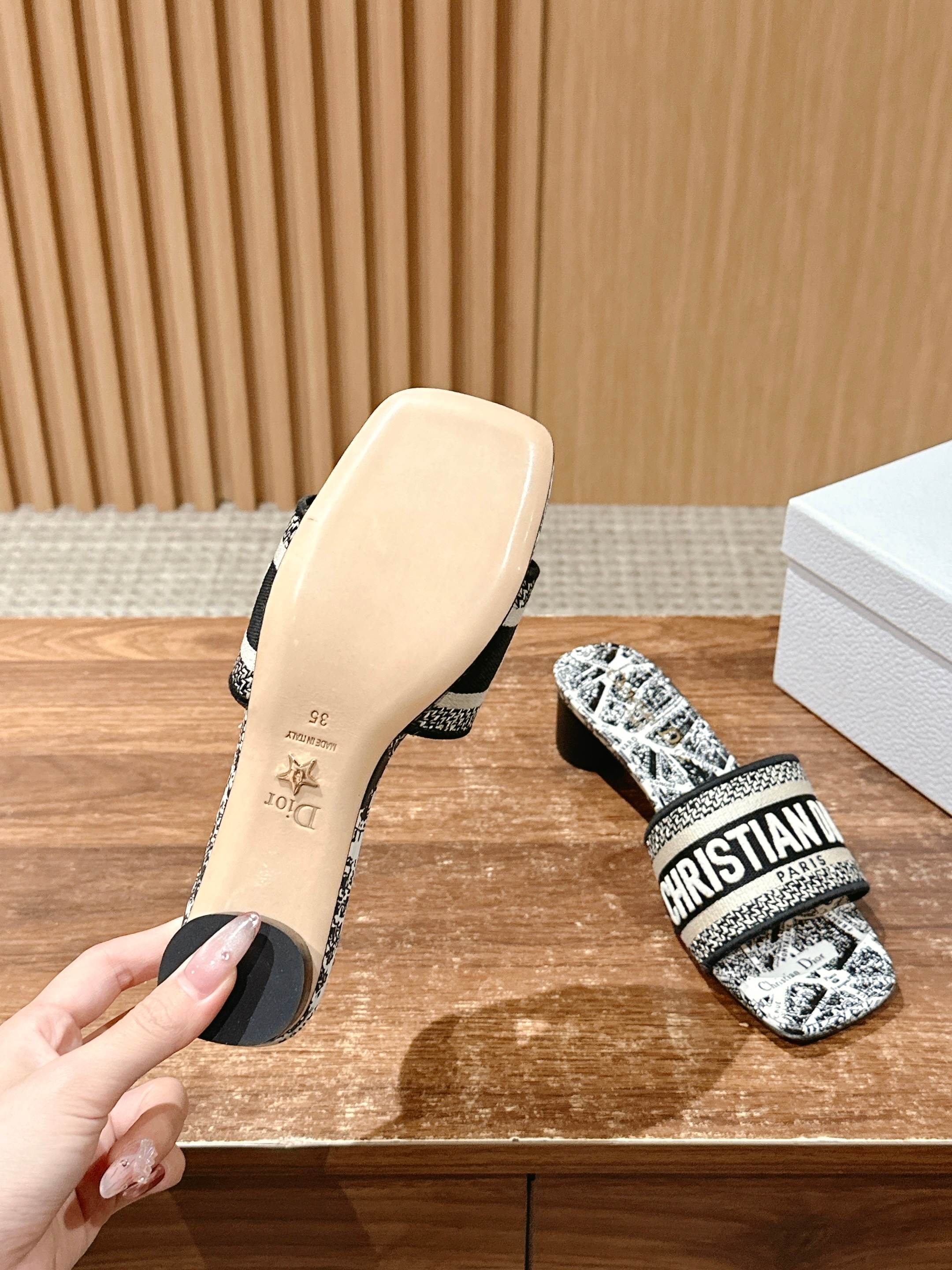 𝐂𝐡𝐫𝐢𝐬𝐭𝐢𝐚𝐧 𝐃𝐢𝐨𝐫# 迪奥春夏新款升级刺绣拖鞋，这款拖鞋真的好穿又好看，今年的颜色真的超美，每