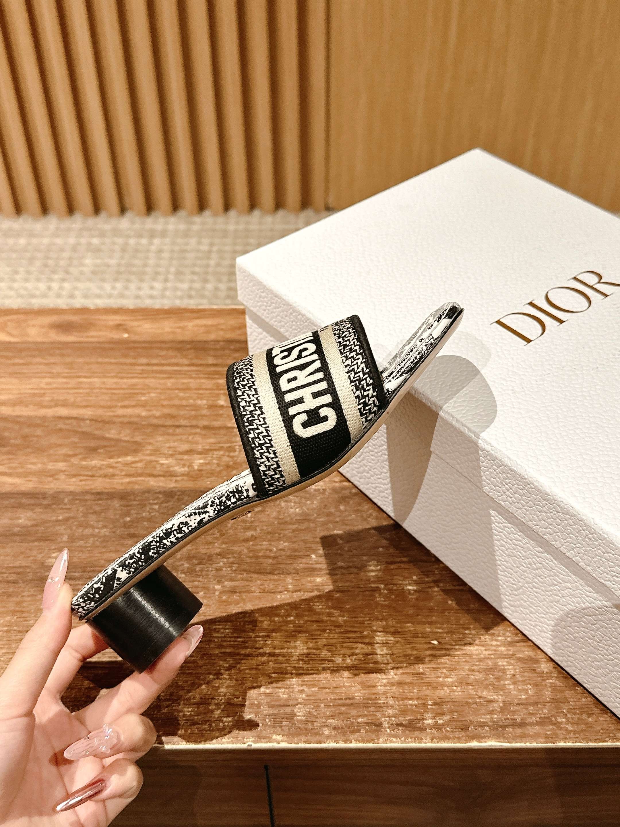 𝐂𝐡𝐫𝐢𝐬𝐭𝐢𝐚𝐧 𝐃𝐢𝐨𝐫# 迪奥春夏新款升级刺绣拖鞋，这款拖鞋真的好穿又好看，今年的颜色真的超美，每