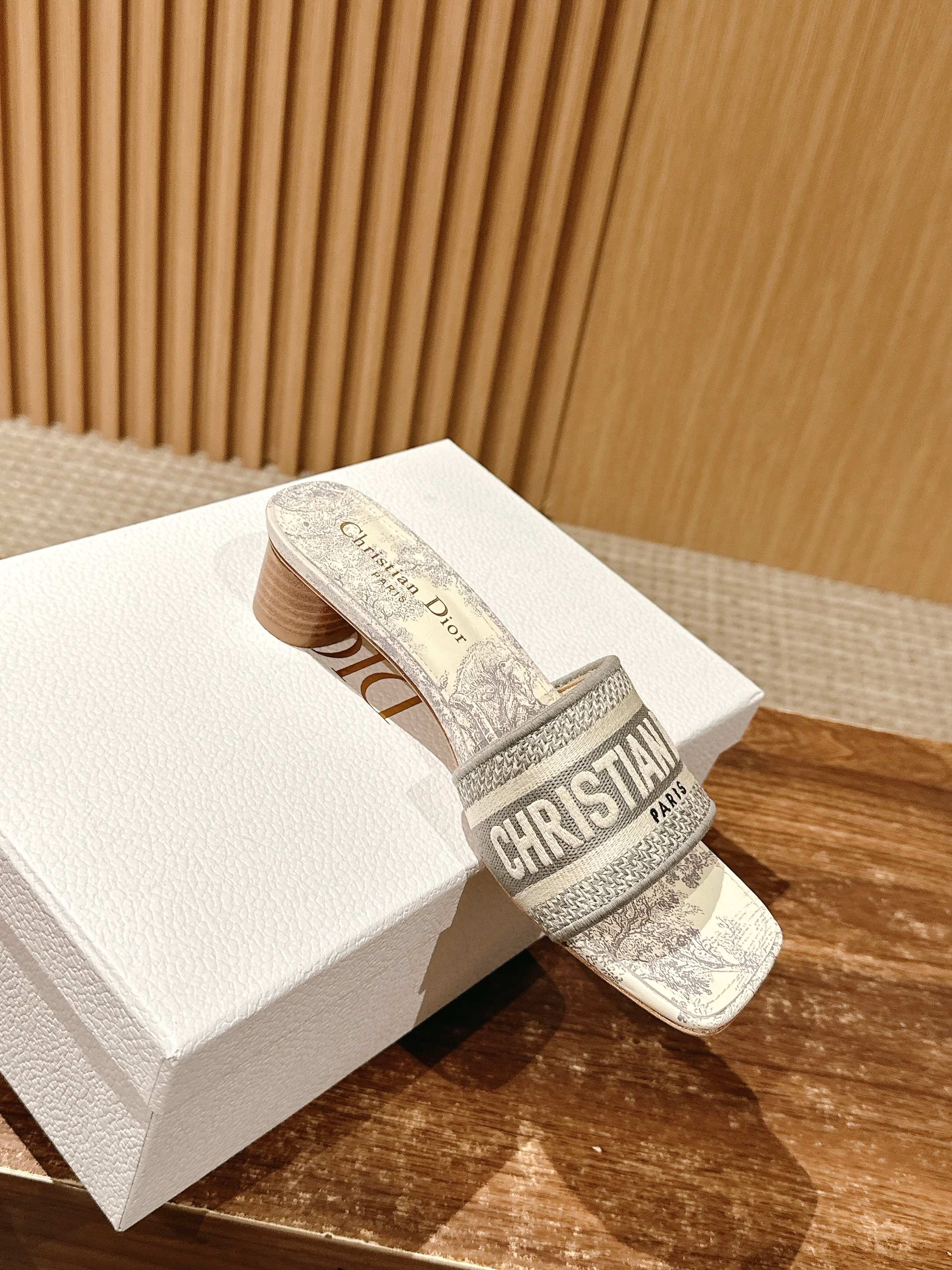 𝐂𝐡𝐫𝐢𝐬𝐭𝐢𝐚𝐧 𝐃𝐢𝐨𝐫# 迪奥春夏新款升级刺绣拖鞋，这款拖鞋真的好穿又好看，今年的颜色真的超美，每