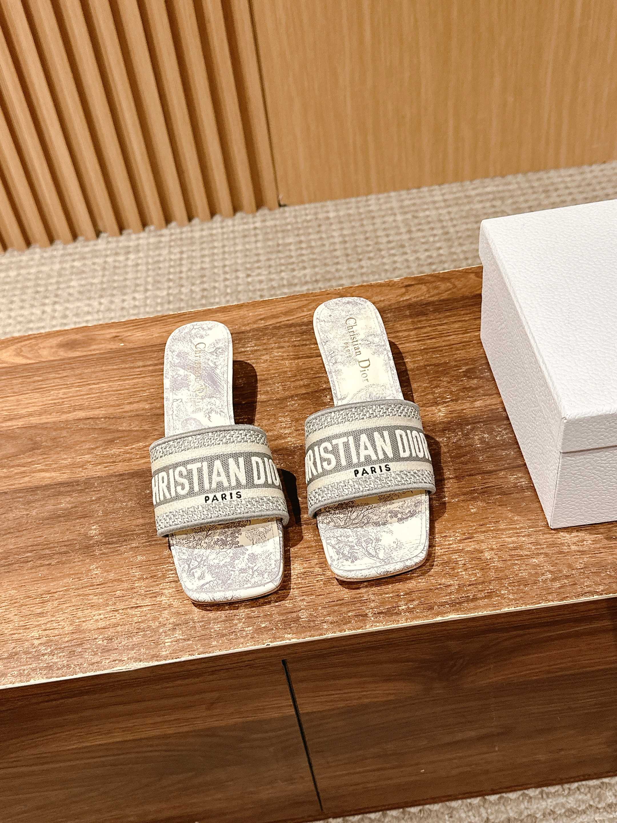 𝐂𝐡𝐫𝐢𝐬𝐭𝐢𝐚𝐧 𝐃𝐢𝐨𝐫# 迪奥春夏新款升级刺绣拖鞋，这款拖鞋真的好穿又好看，今年的颜色真的超美，每