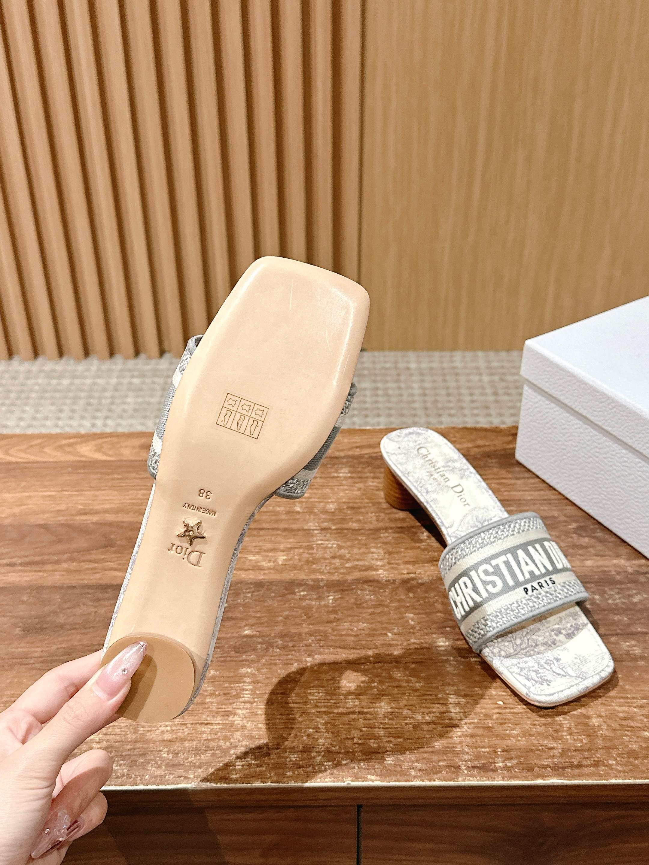 𝐂𝐡𝐫𝐢𝐬𝐭𝐢𝐚𝐧 𝐃𝐢𝐨𝐫# 迪奥春夏新款升级刺绣拖鞋，这款拖鞋真的好穿又好看，今年的颜色真的超美，每