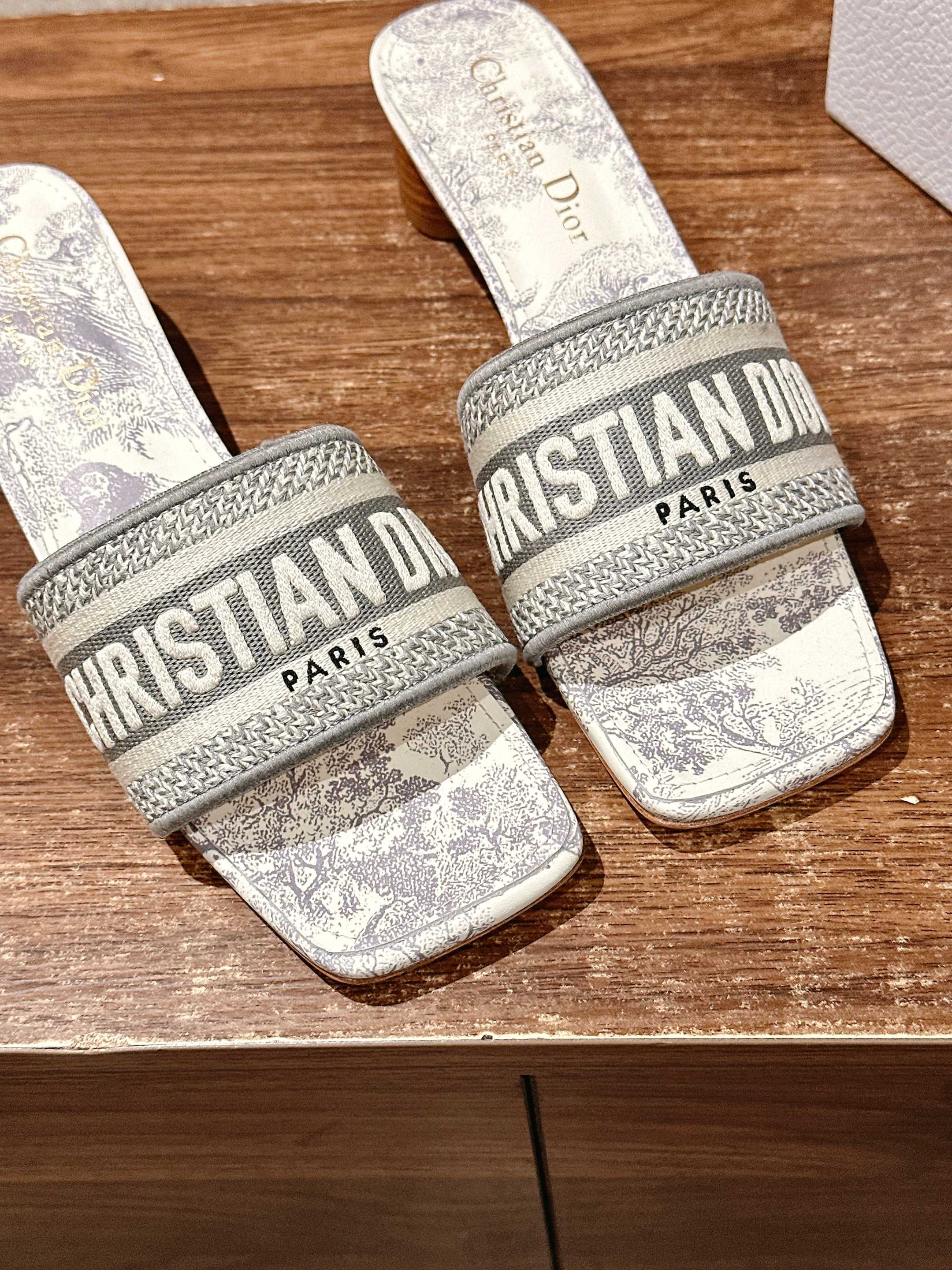 𝐂𝐡𝐫𝐢𝐬𝐭𝐢𝐚𝐧 𝐃𝐢𝐨𝐫# 迪奥春夏新款升级刺绣拖鞋，这款拖鞋真的好穿又好看，今年的颜色真的超美，每