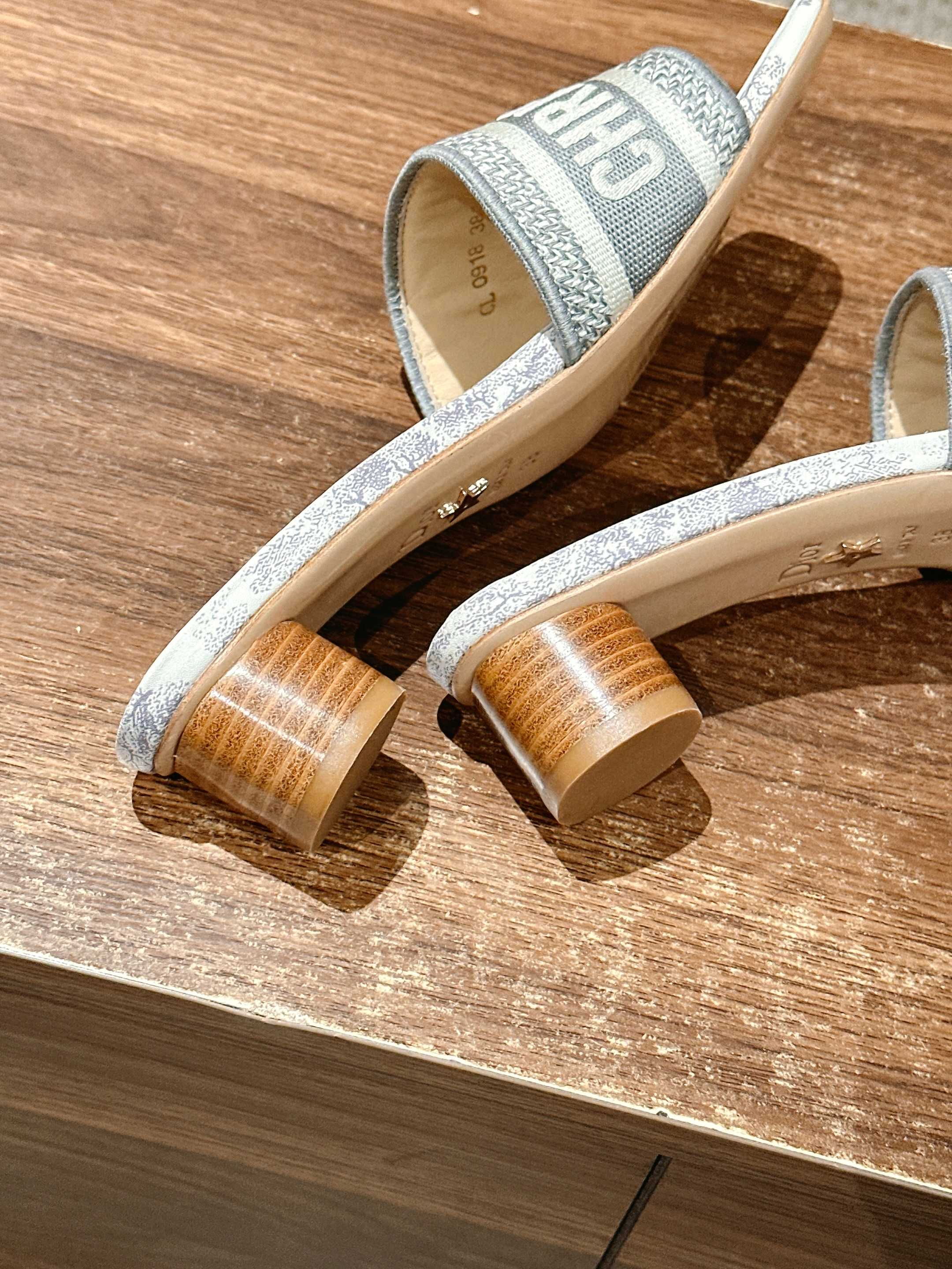 𝐂𝐡𝐫𝐢𝐬𝐭𝐢𝐚𝐧 𝐃𝐢𝐨𝐫# 迪奥春夏新款升级刺绣拖鞋，这款拖鞋真的好穿又好看，今年的颜色真的超美，每