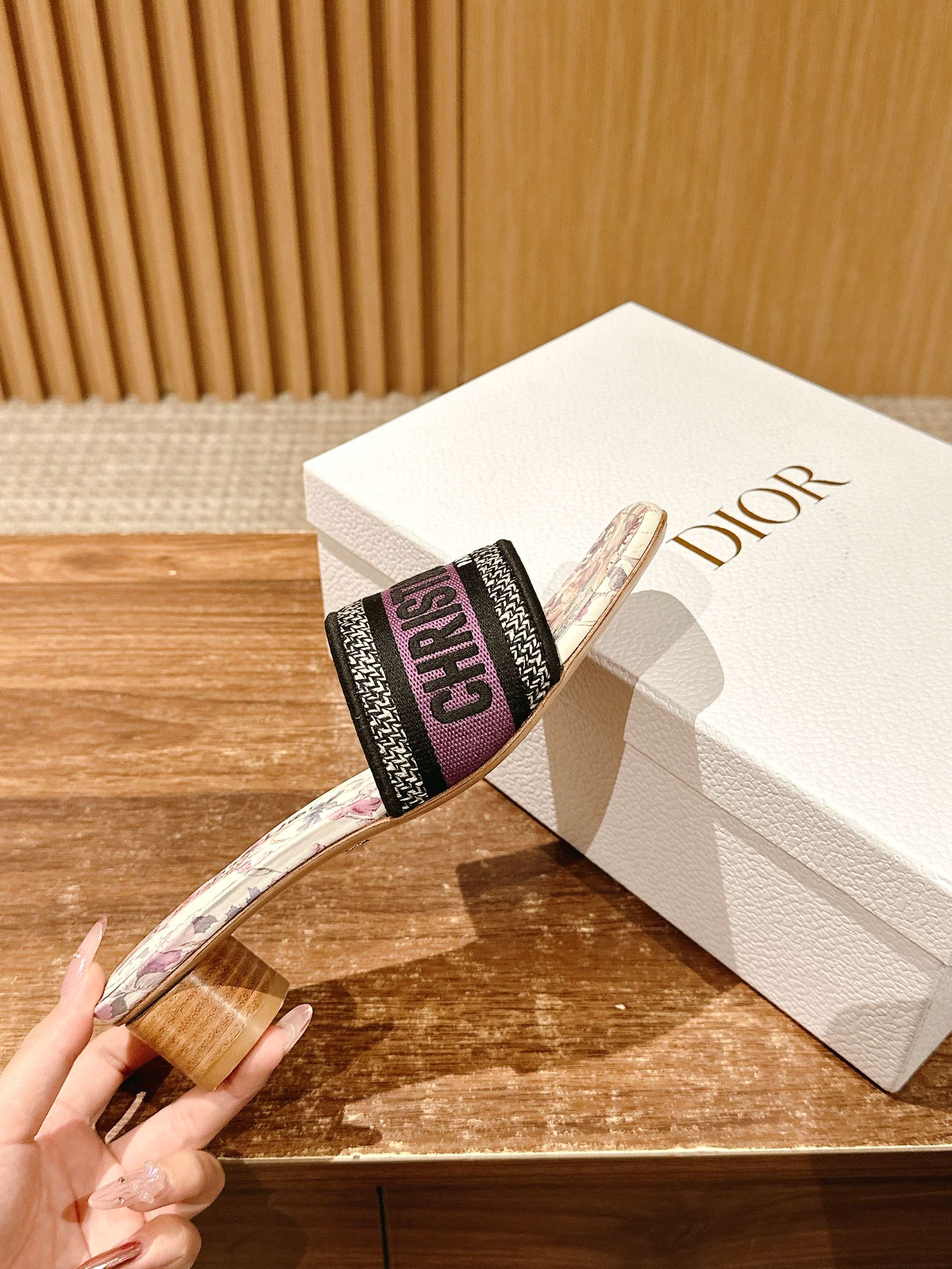 𝐂𝐡𝐫𝐢𝐬𝐭𝐢𝐚𝐧 𝐃𝐢𝐨𝐫# 迪奥春夏新款升级刺绣拖鞋，这款拖鞋真的好穿又好看，今年的颜色真的超美，每