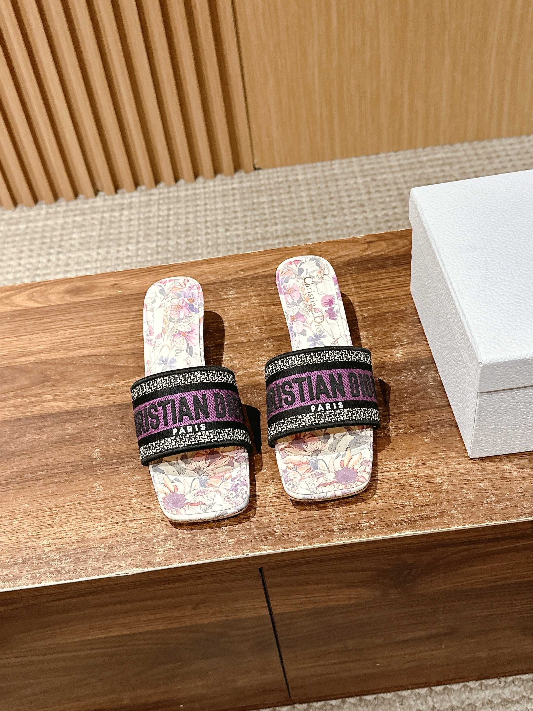 𝐂𝐡𝐫𝐢𝐬𝐭𝐢𝐚𝐧 𝐃𝐢𝐨𝐫# 迪奥春夏新款升级刺绣拖鞋，这款拖鞋真的好穿又好看，今年的颜色真的超美，每