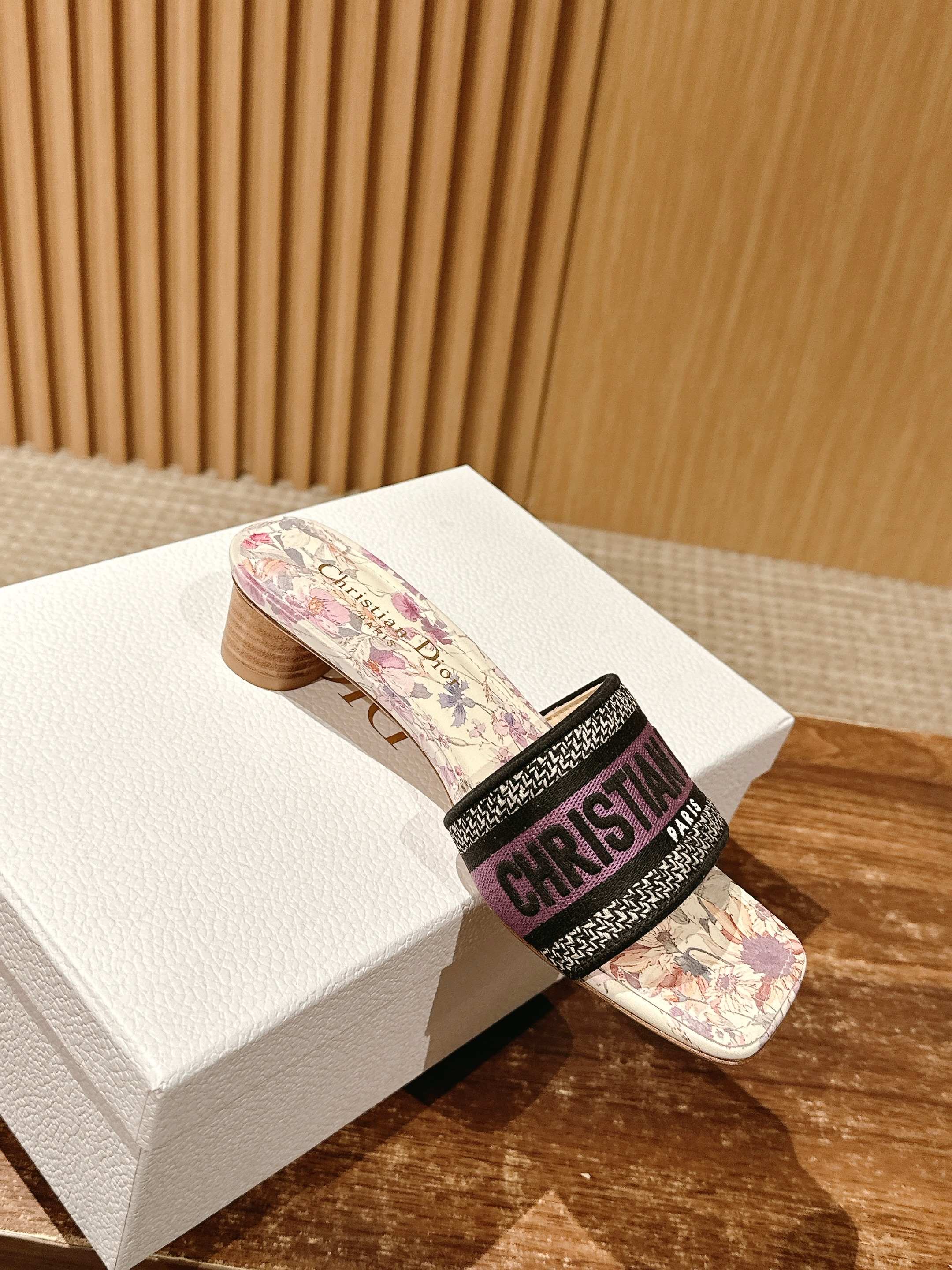 𝐂𝐡𝐫𝐢𝐬𝐭𝐢𝐚𝐧 𝐃𝐢𝐨𝐫# 迪奥春夏新款升级刺绣拖鞋，这款拖鞋真的好穿又好看，今年的颜色真的超美，每