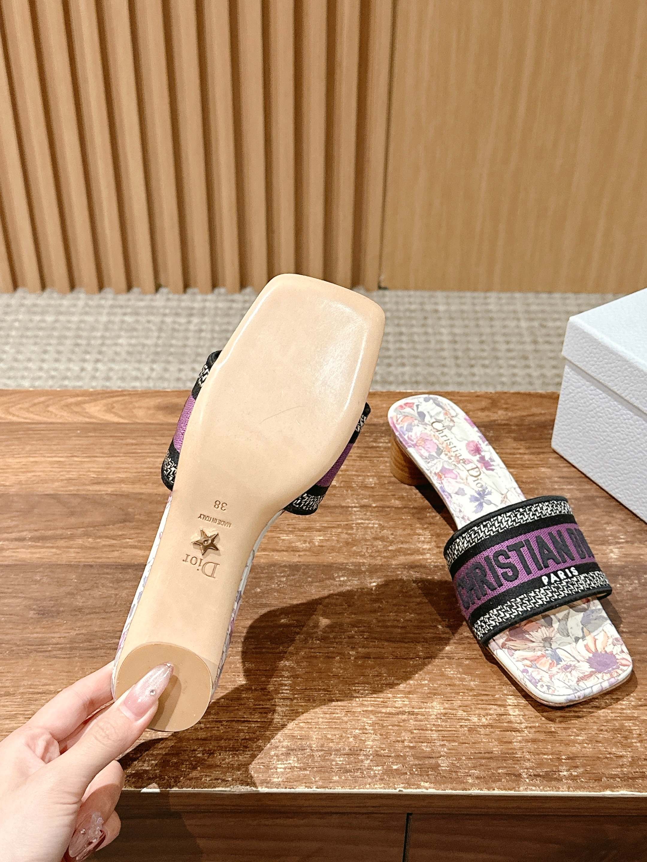 𝐂𝐡𝐫𝐢𝐬𝐭𝐢𝐚𝐧 𝐃𝐢𝐨𝐫# 迪奥春夏新款升级刺绣拖鞋，这款拖鞋真的好穿又好看，今年的颜色真的超美，每