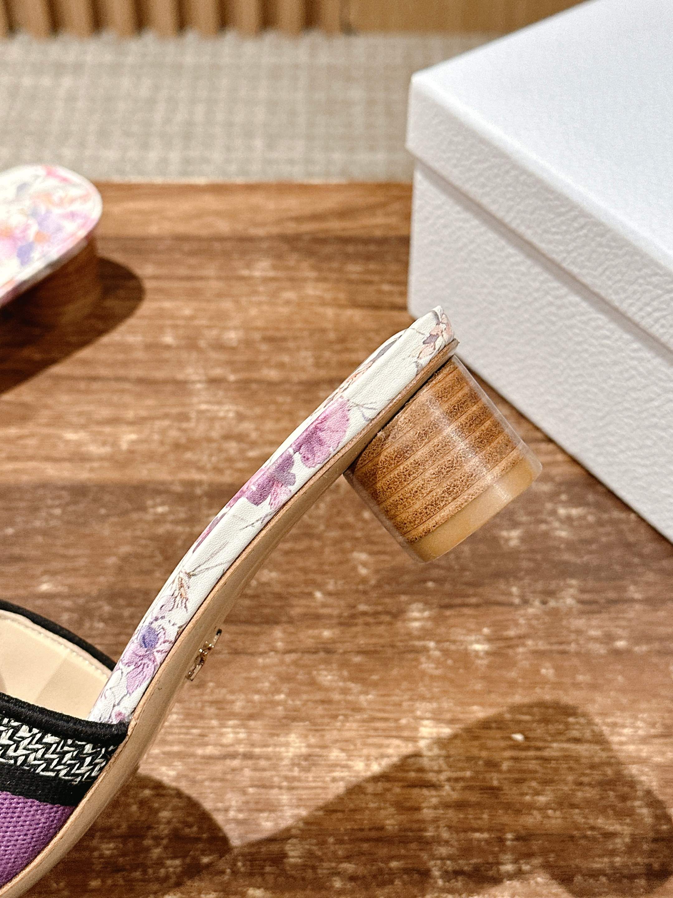 𝐂𝐡𝐫𝐢𝐬𝐭𝐢𝐚𝐧 𝐃𝐢𝐨𝐫# 迪奥春夏新款升级刺绣拖鞋，这款拖鞋真的好穿又好看，今年的颜色真的超美，每