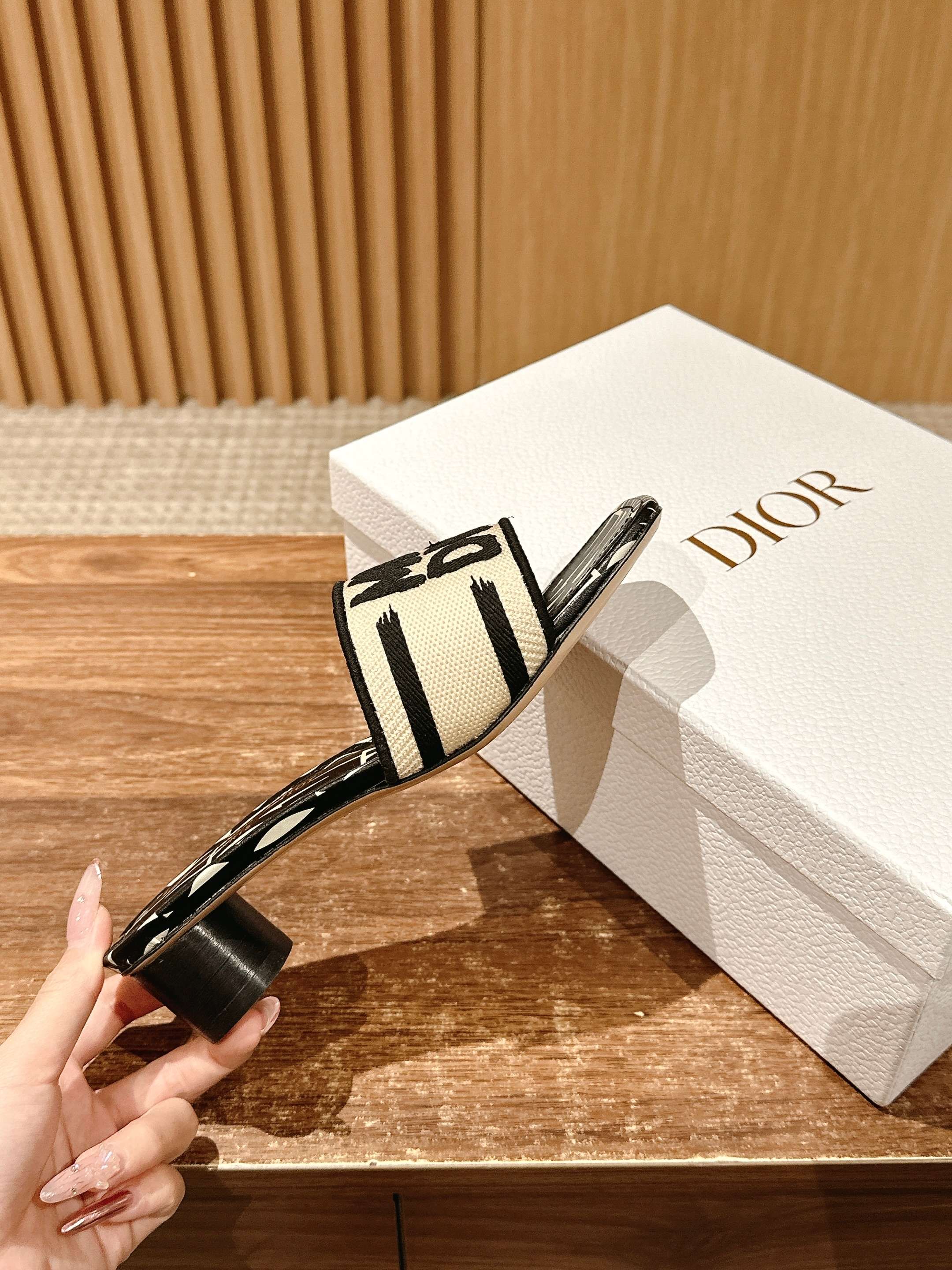 𝐂𝐡𝐫𝐢𝐬𝐭𝐢𝐚𝐧 𝐃𝐢𝐨𝐫# 迪奥春夏新款升级刺绣拖鞋，这款拖鞋真的好穿又好看，今年的颜色真的超美，每