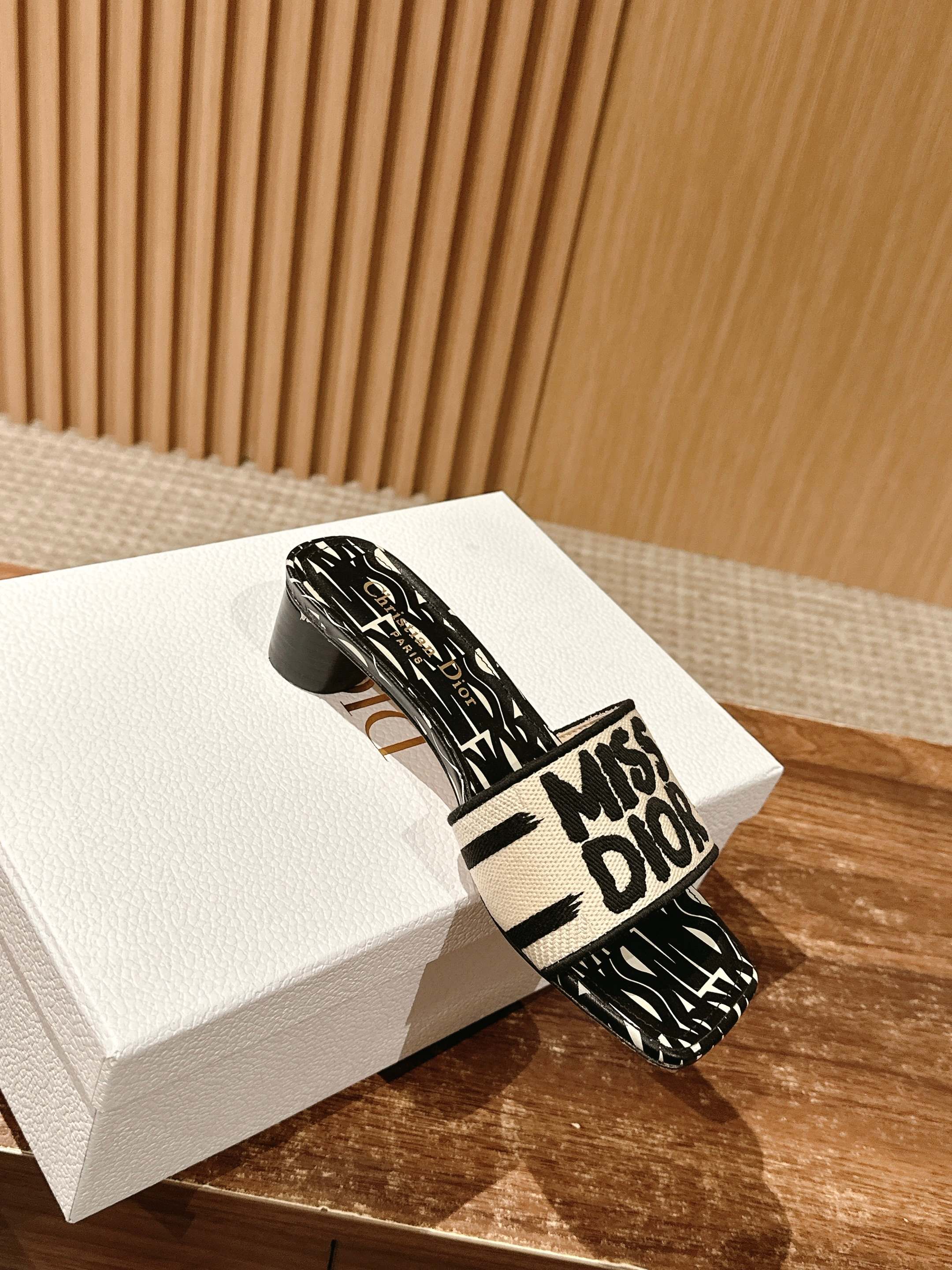 𝐂𝐡𝐫𝐢𝐬𝐭𝐢𝐚𝐧 𝐃𝐢𝐨𝐫# 迪奥春夏新款升级刺绣拖鞋，这款拖鞋真的好穿又好看，今年的颜色真的超美，每