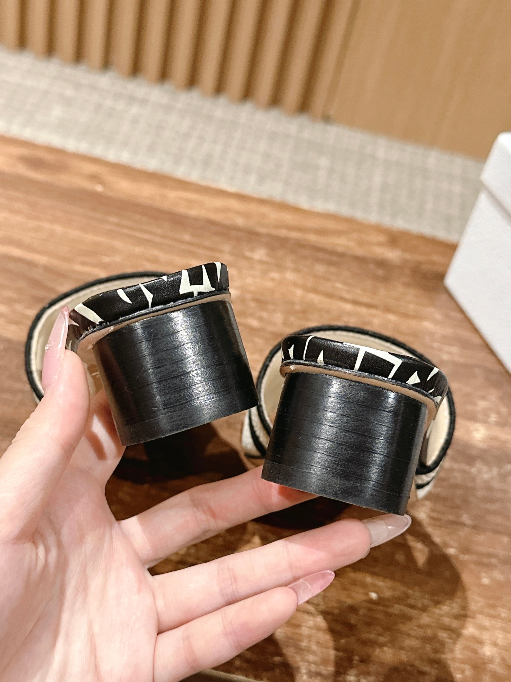 𝐂𝐡𝐫𝐢𝐬𝐭𝐢𝐚𝐧 𝐃𝐢𝐨𝐫# 迪奥春夏新款升级刺绣拖鞋，这款拖鞋真的好穿又好看，今年的颜色真的超美，每