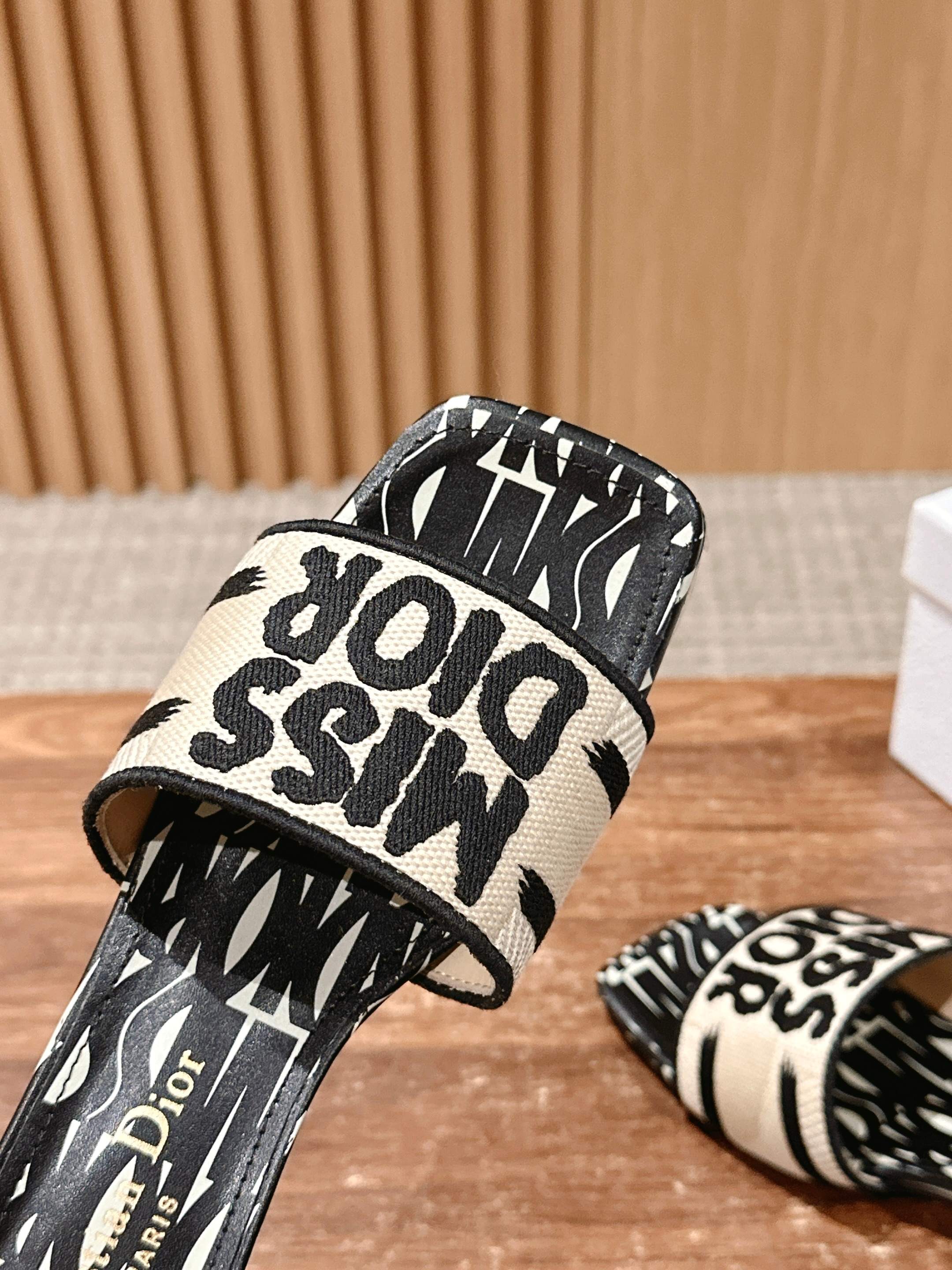 𝐂𝐡𝐫𝐢𝐬𝐭𝐢𝐚𝐧 𝐃𝐢𝐨𝐫# 迪奥春夏新款升级刺绣拖鞋，这款拖鞋真的好穿又好看，今年的颜色真的超美，每