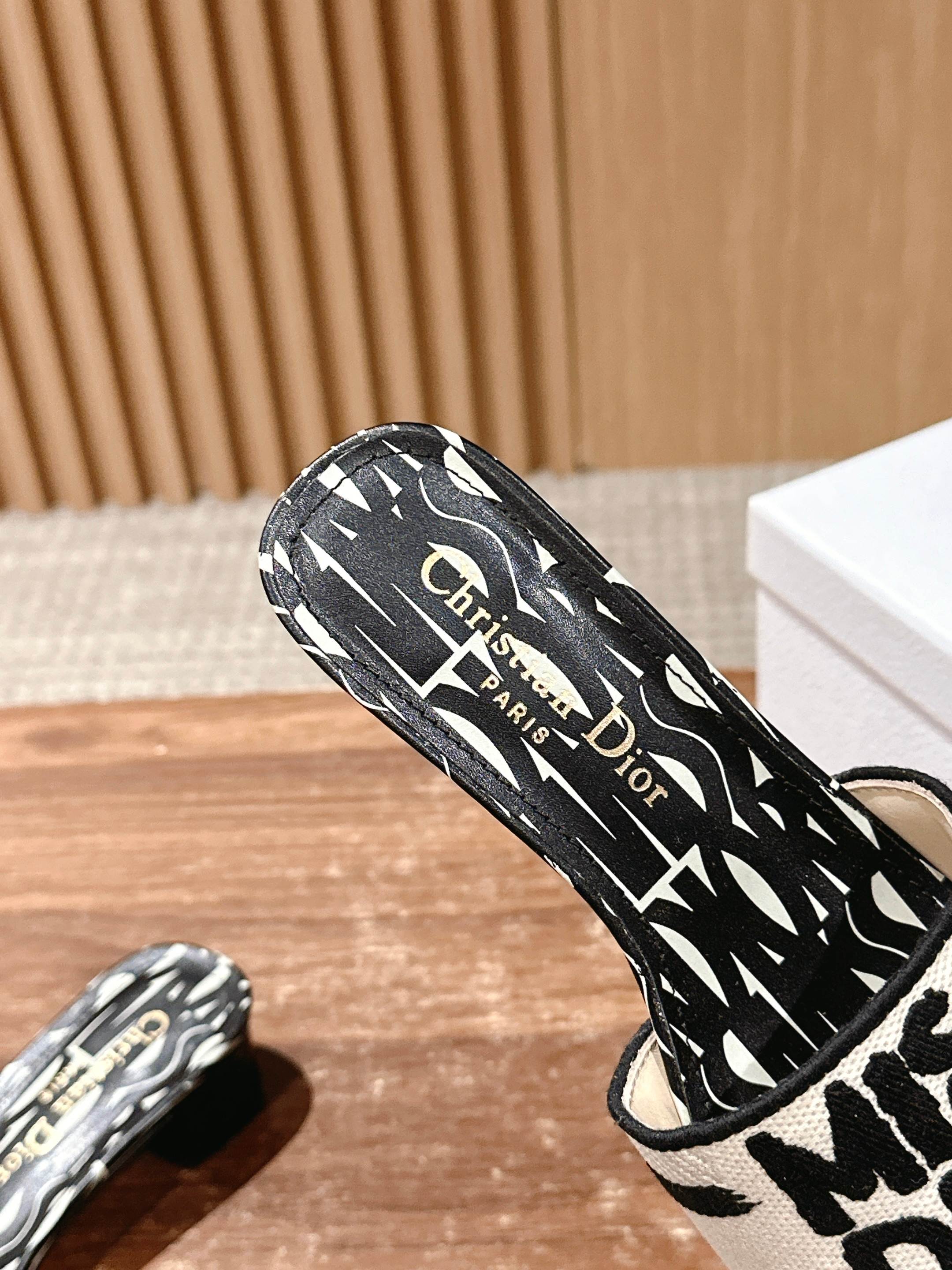 𝐂𝐡𝐫𝐢𝐬𝐭𝐢𝐚𝐧 𝐃𝐢𝐨𝐫# 迪奥春夏新款升级刺绣拖鞋，这款拖鞋真的好穿又好看，今年的颜色真的超美，每