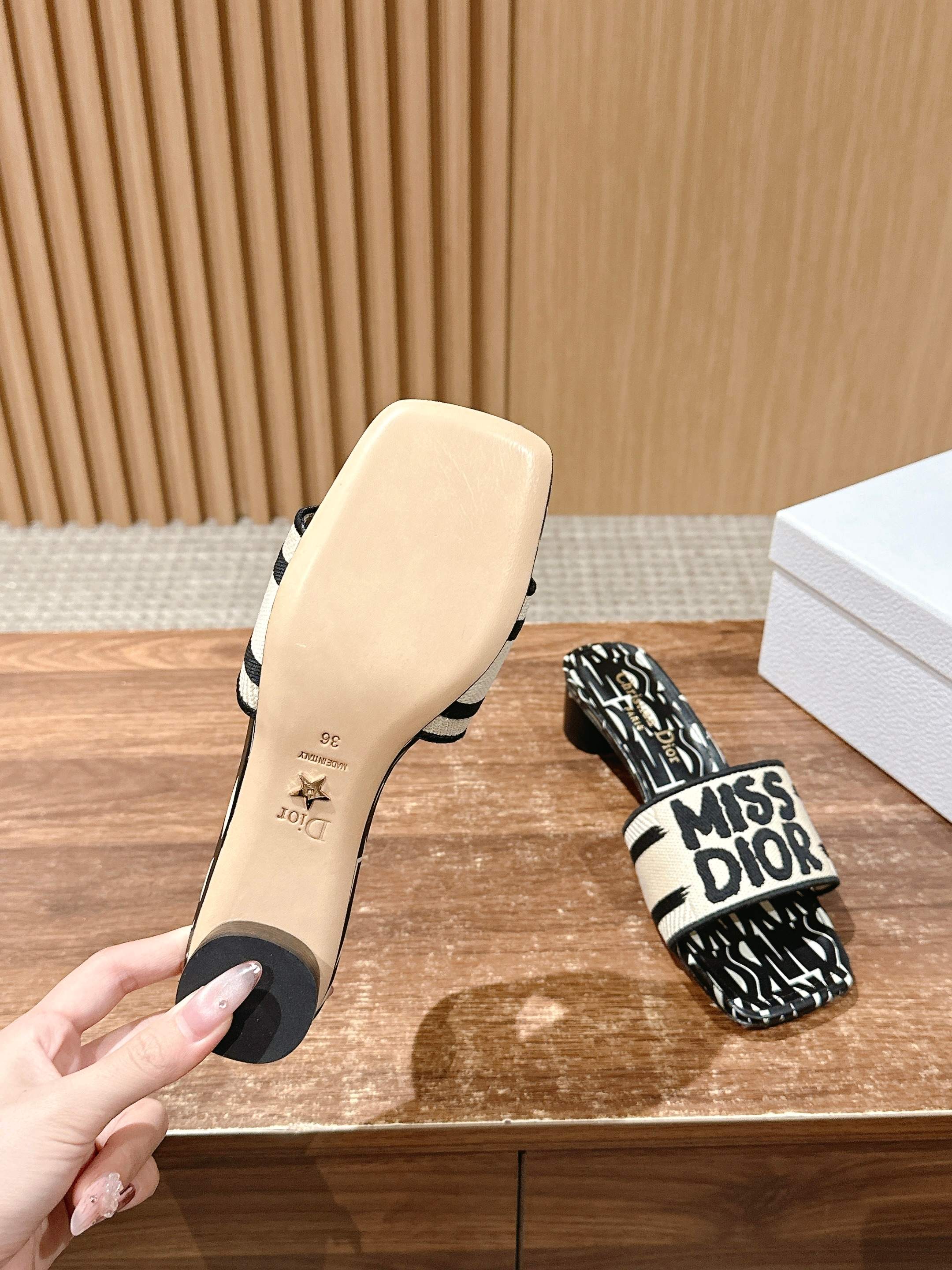 𝐂𝐡𝐫𝐢𝐬𝐭𝐢𝐚𝐧 𝐃𝐢𝐨𝐫# 迪奥春夏新款升级刺绣拖鞋，这款拖鞋真的好穿又好看，今年的颜色真的超美，每