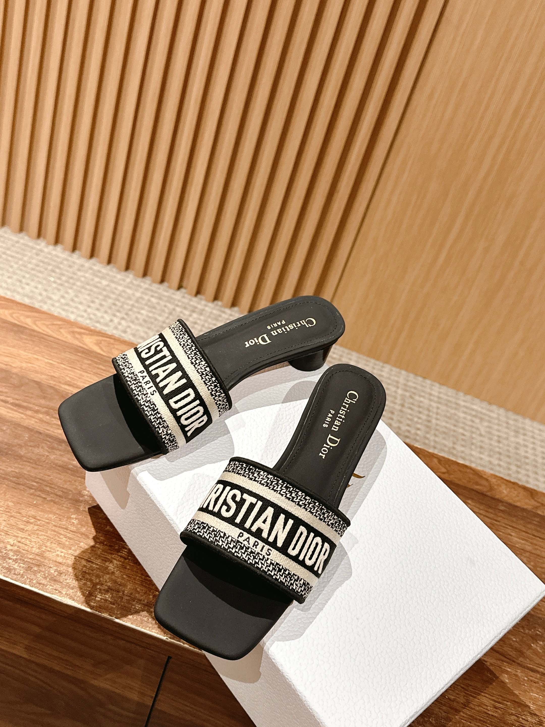 𝐂𝐡𝐫𝐢𝐬𝐭𝐢𝐚𝐧 𝐃𝐢𝐨𝐫# 迪奥春夏新款升级刺绣拖鞋，这款拖鞋真的好穿又好看，今年的颜色真的超美，每