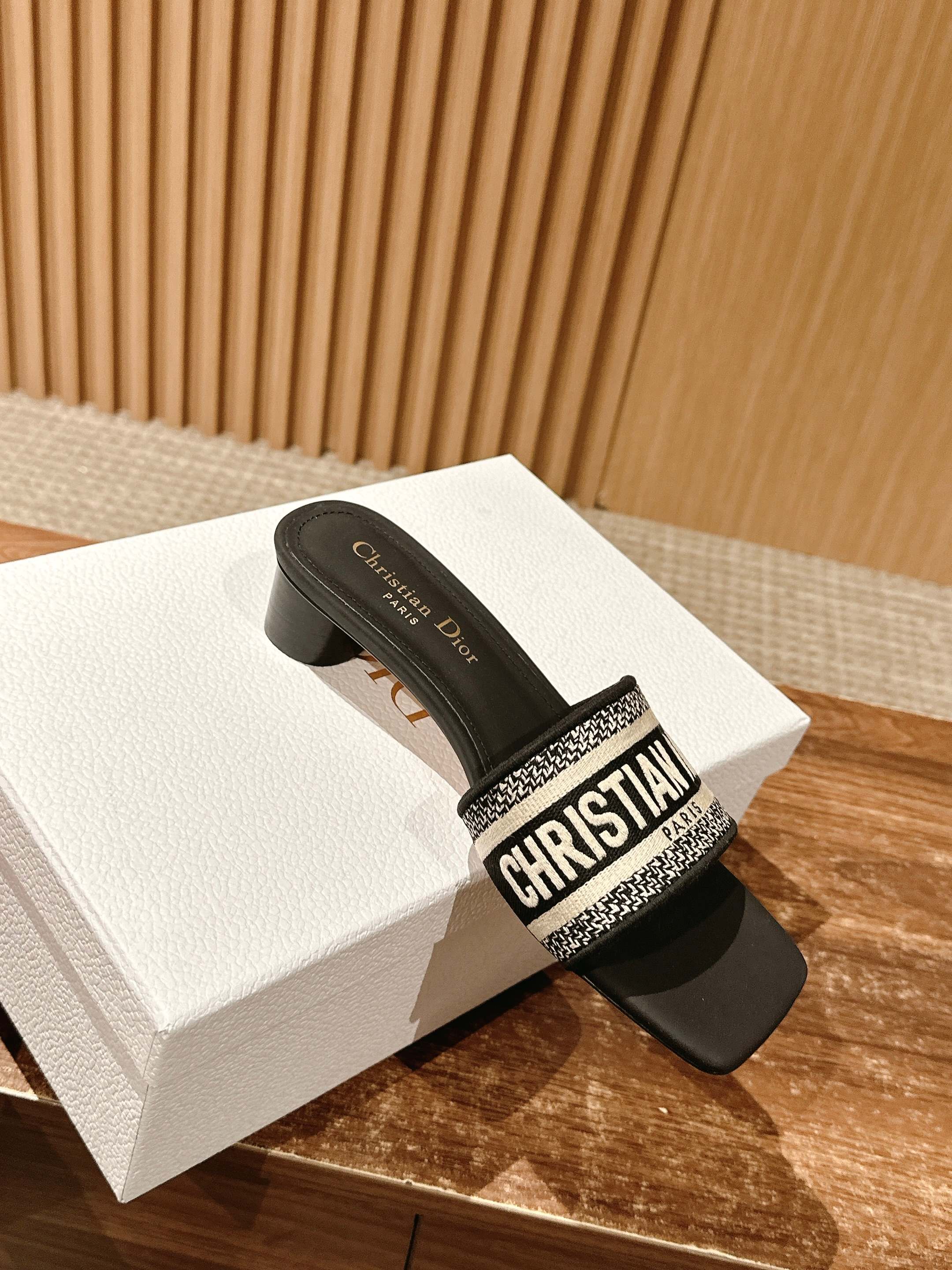 𝐂𝐡𝐫𝐢𝐬𝐭𝐢𝐚𝐧 𝐃𝐢𝐨𝐫# 迪奥春夏新款升级刺绣拖鞋，这款拖鞋真的好穿又好看，今年的颜色真的超美，每