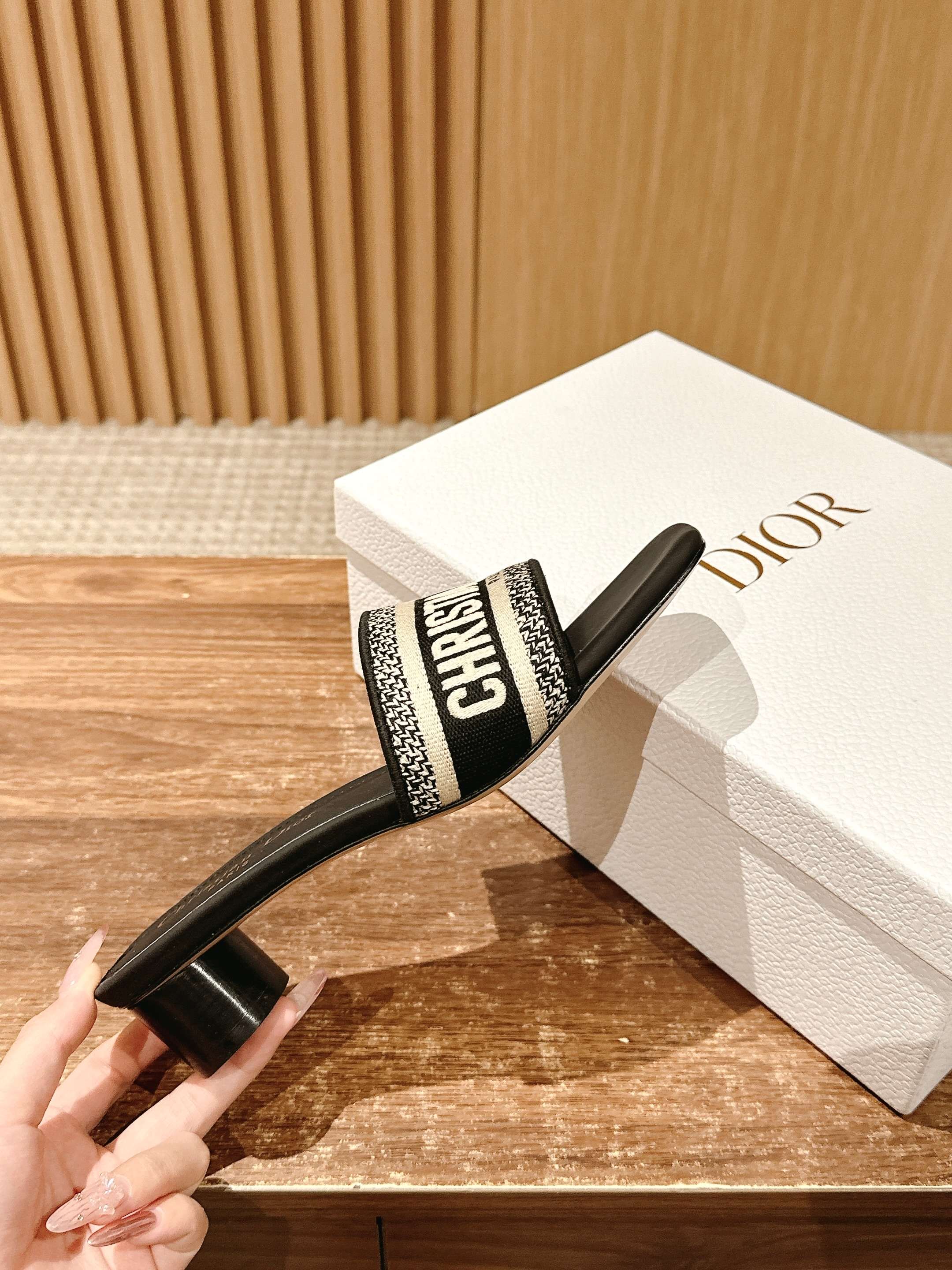 𝐂𝐡𝐫𝐢𝐬𝐭𝐢𝐚𝐧 𝐃𝐢𝐨𝐫# 迪奥春夏新款升级刺绣拖鞋，这款拖鞋真的好穿又好看，今年的颜色真的超美，每