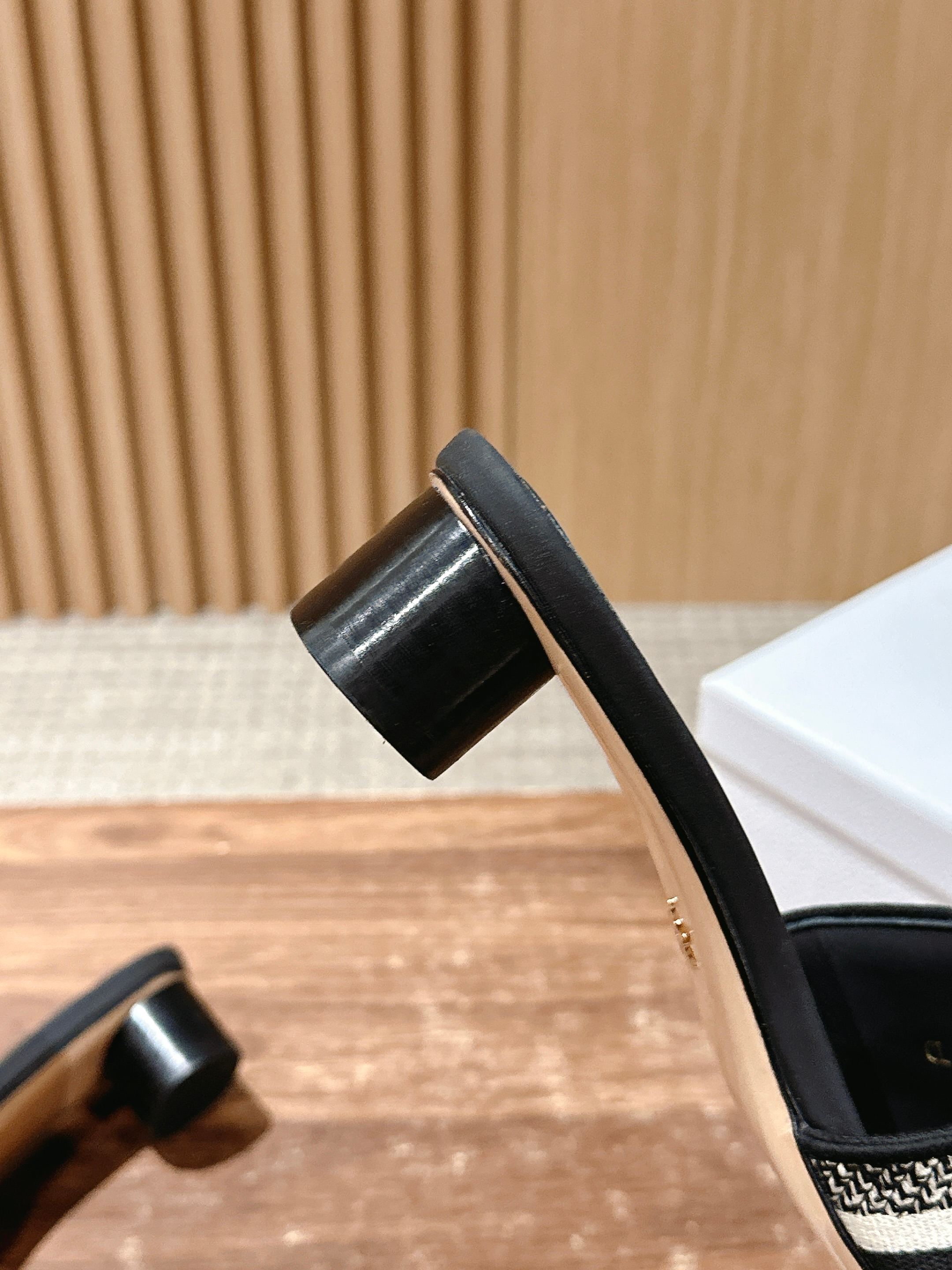 𝐂𝐡𝐫𝐢𝐬𝐭𝐢𝐚𝐧 𝐃𝐢𝐨𝐫# 迪奥春夏新款升级刺绣拖鞋，这款拖鞋真的好穿又好看，今年的颜色真的超美，每