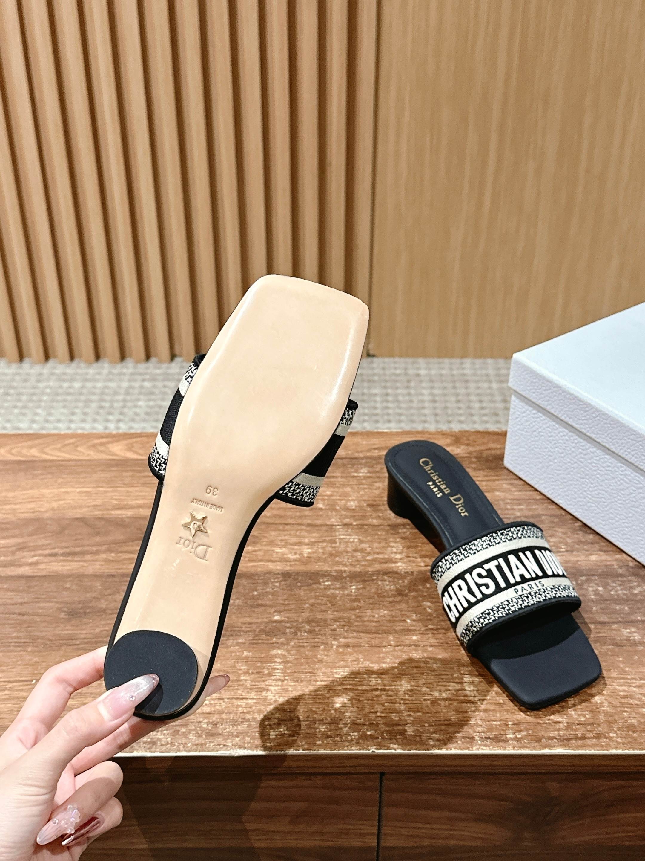 𝐂𝐡𝐫𝐢𝐬𝐭𝐢𝐚𝐧 𝐃𝐢𝐨𝐫# 迪奥春夏新款升级刺绣拖鞋，这款拖鞋真的好穿又好看，今年的颜色真的超美，每