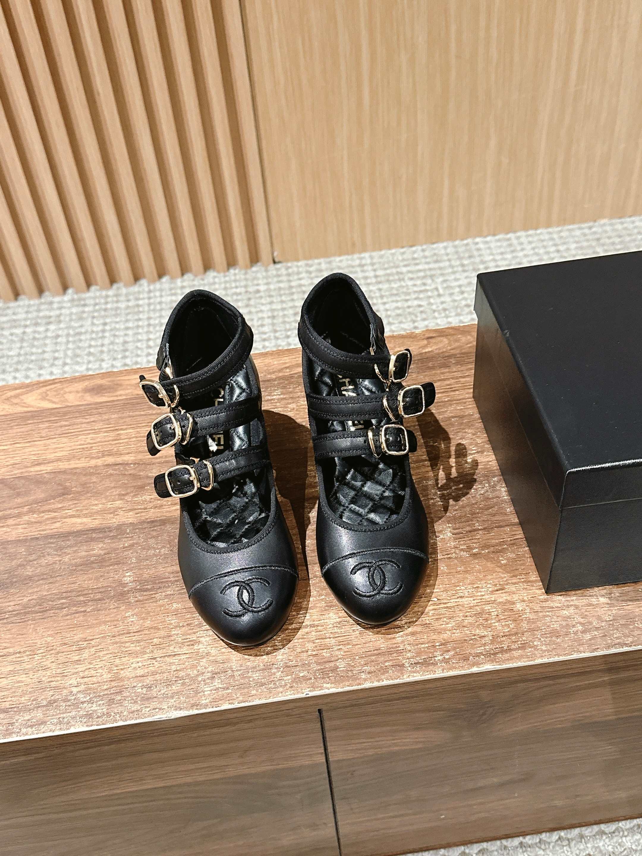 NO:263059,/ Chanel's latest three-belt thick and Mary Jane looks good, she's amazing!  Lambskin material is invincible, genuine leather sole Size35-39 (40 no return or exchange), sandals, chanel, sandals, mary jane, sheepskin, Leather soles19860909/ 香奈儿最新三带子粗跟玛丽珍 看着还好,上脚惊艳啊！小羊皮材质无敌好 真皮大底 Size35-39（40不退换）,凉鞋,chanel,sandals,mary jane,sheepskin,Leather soles,Women's Shoes