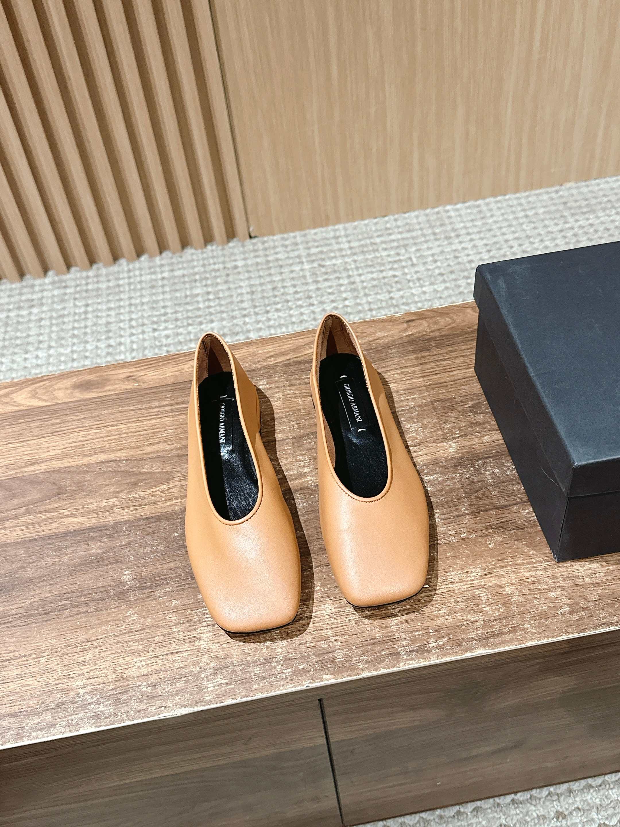 NO:263047,George Armani's co-branded flat shoes are very comfortable and soft to wear. Fashion essentials. You can easily grasp the style of old money and new nobles. Elegant choice for multiple occasions. Classic and flexible. Fascinating comfort. Woolen   lambskin material. Shelter inner leather sole. Size35-39 (40 custom made without return or exchange), single shoes, armani, sheepskin, Leather soles19860909乔治·阿玛尼联名款平底单鞋 穿着非常的舒适柔软 时尚必备单品 可以轻松拿捏老钱风和新贵范儿 多重场合的优雅之选 经典灵动 令人迷恋的舒适感 毛呢 小羊皮材质 羊皮内里 真皮大底 Size35-39（40定做不退换）,单鞋,armani,sheepskin,Leather soles,Women's Shoes